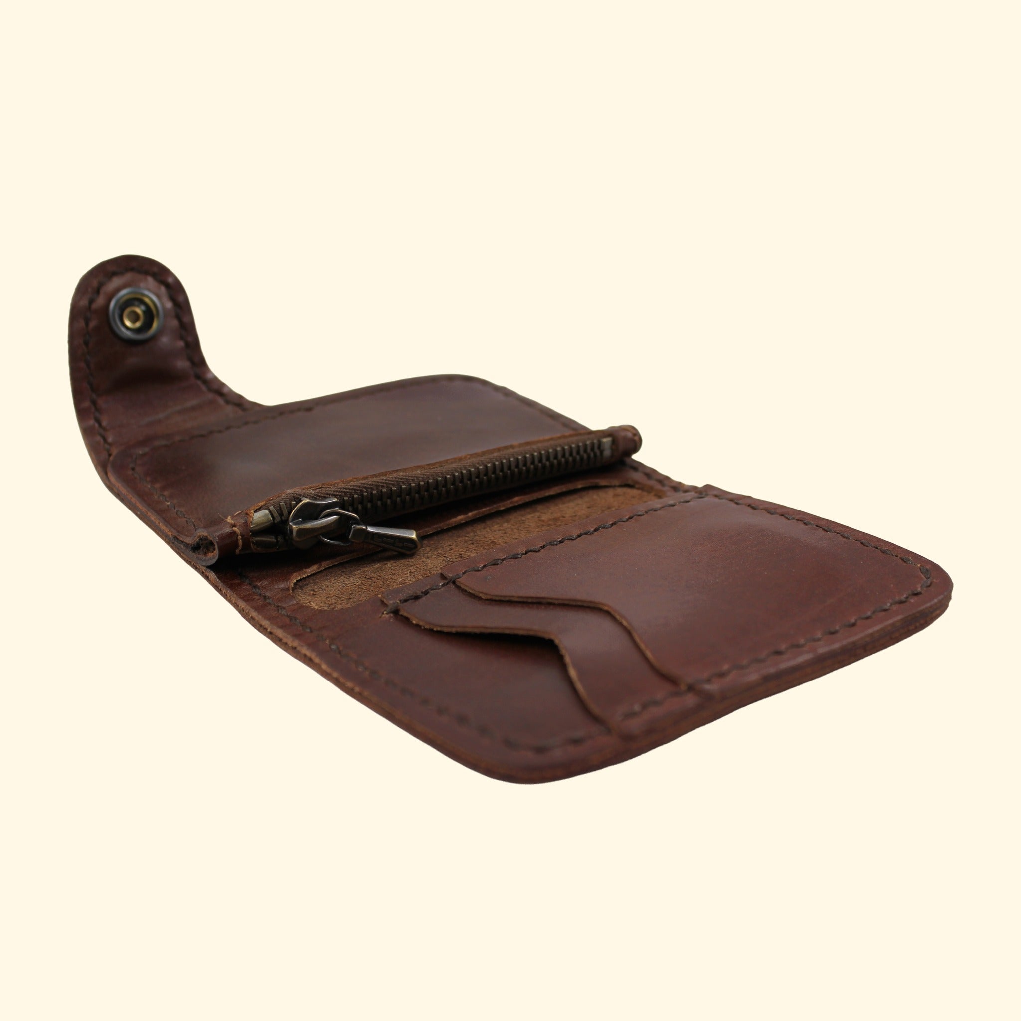 Geöffnetes Münzfach des dunkelbraunen Oldpassion Snap Wallets mit dunkelbraunem Faden und braunem Reissverschlussband