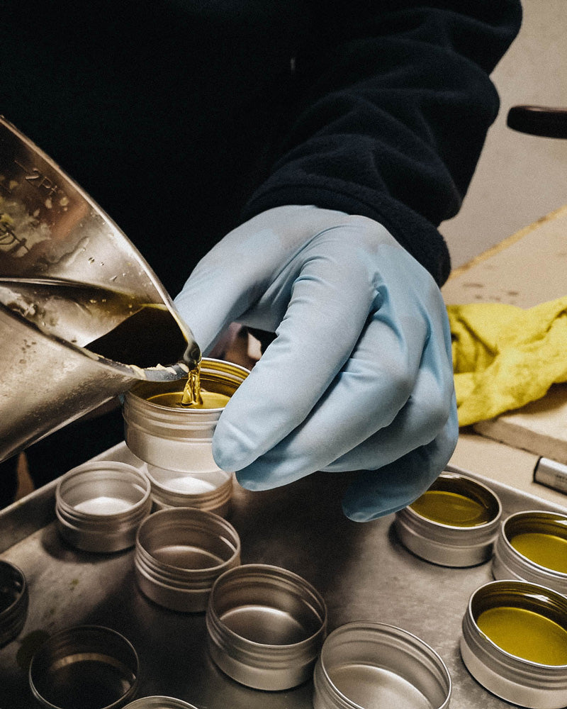 Marbee-all-natural-leather-balm-herstellung-10_Abfüllen-der-Lederpflege