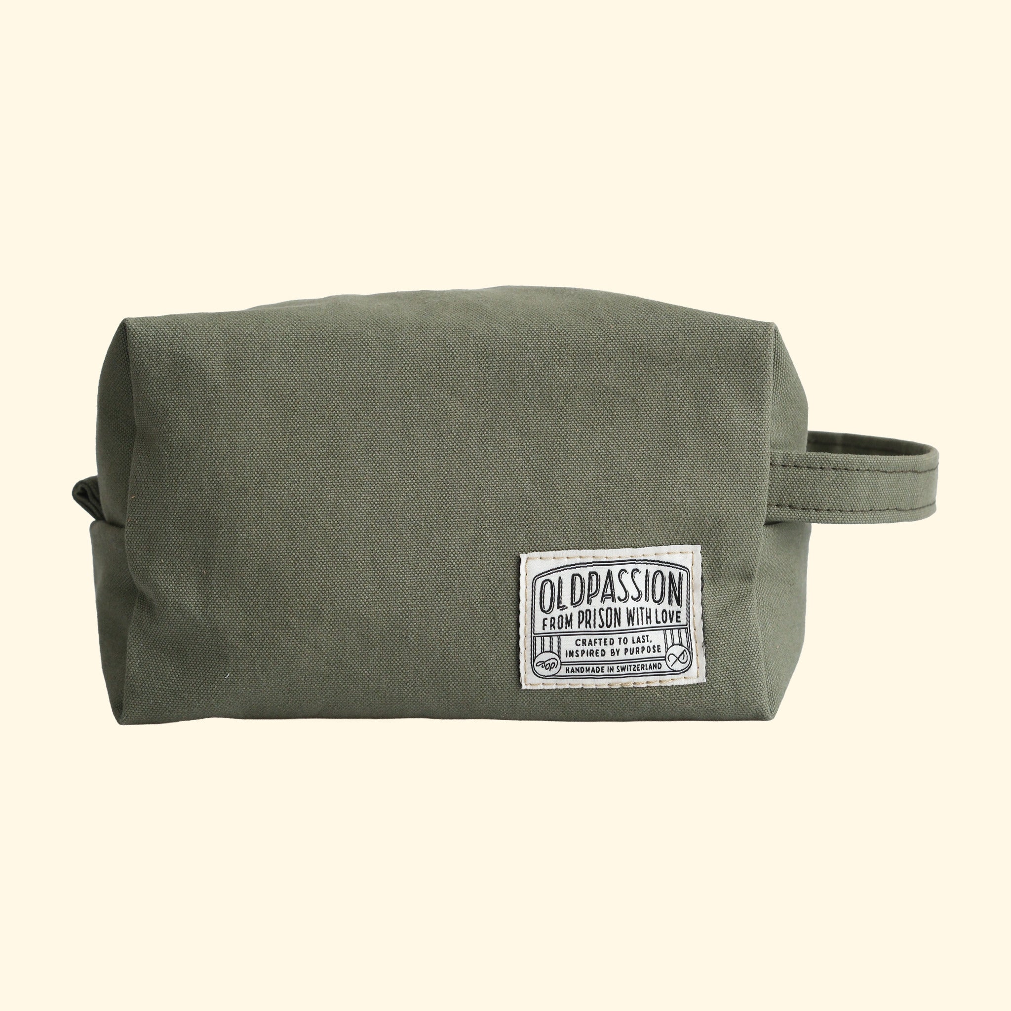 Canvas Dopp Kit No.1, olive, Vorderseite mit eingewebter Etikette