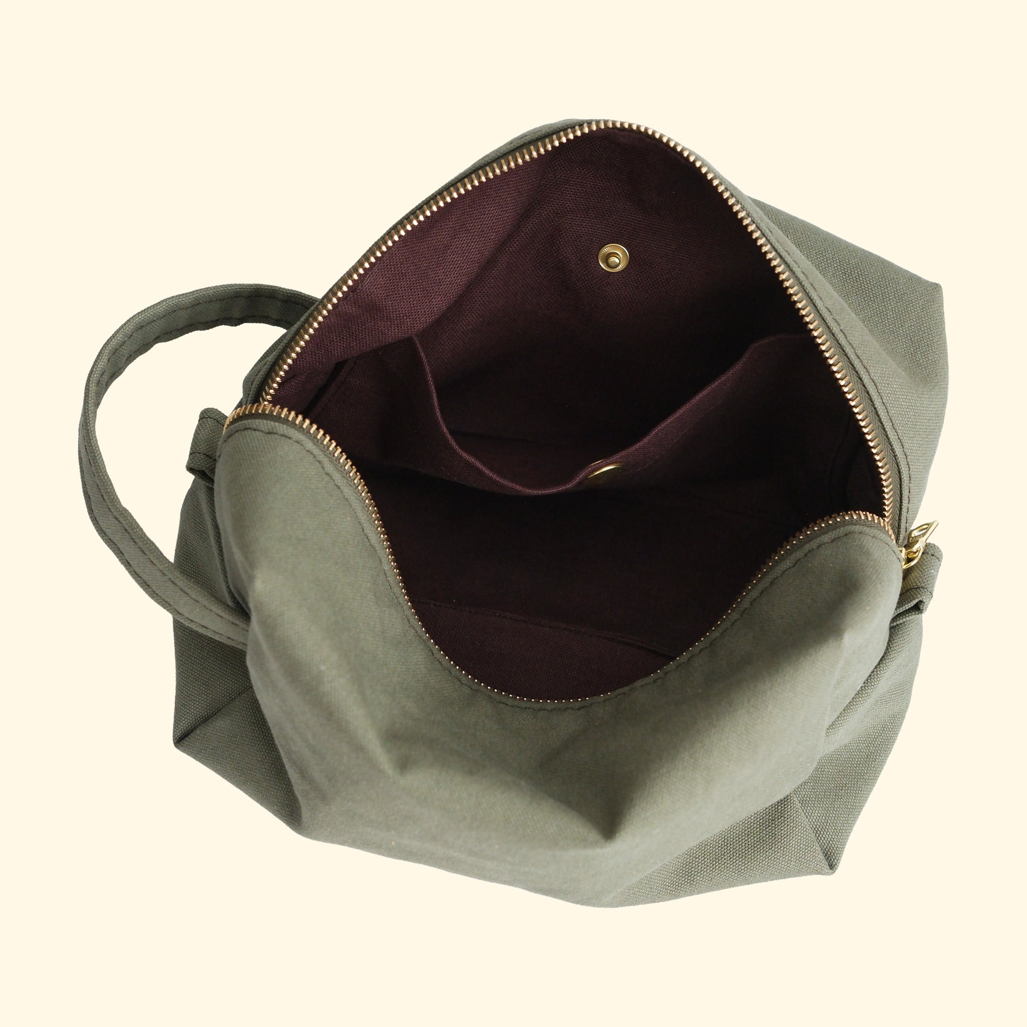Canvas Dopp Kit No.1, olive, geöffnet mit Innenfach und Futter in Aubergine