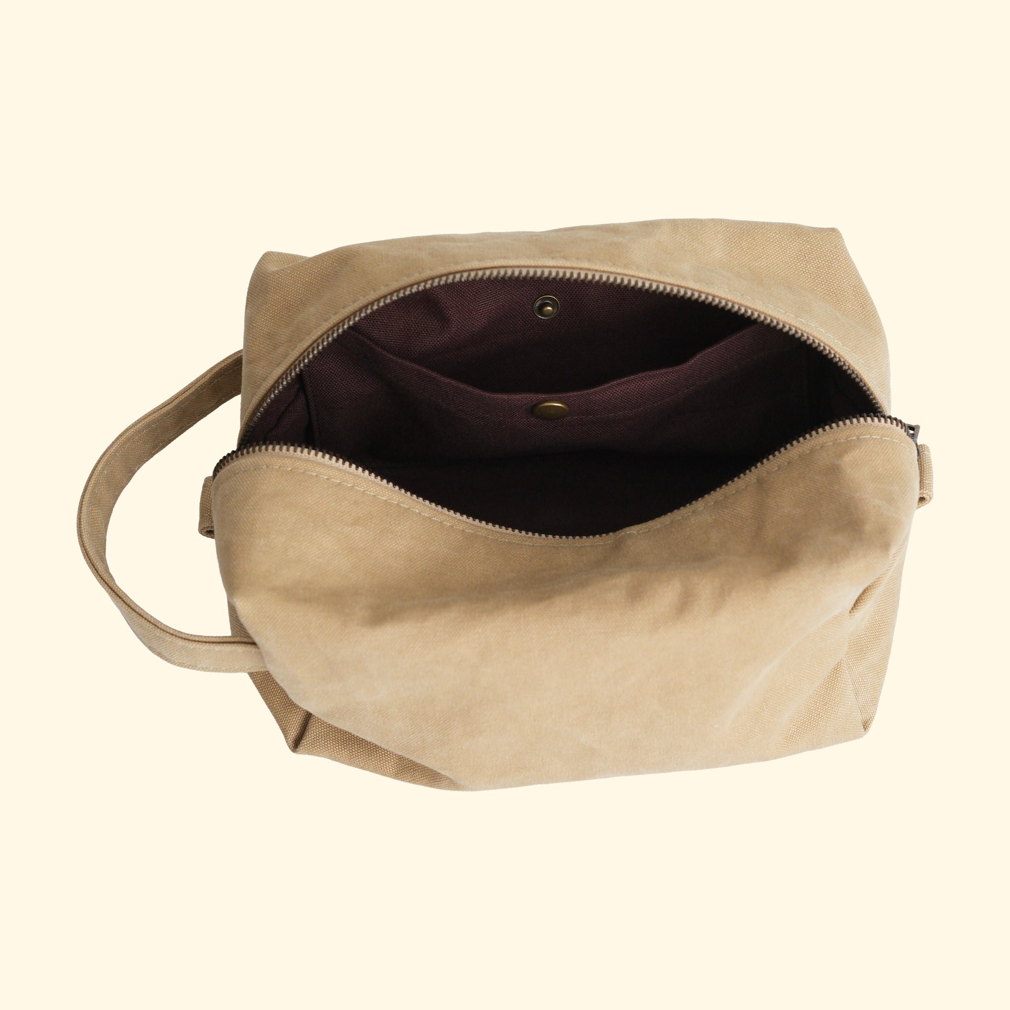 Canvas Dopp Kit No.1, sand, geöffnet mit Innenfach und Futter in Aubergine