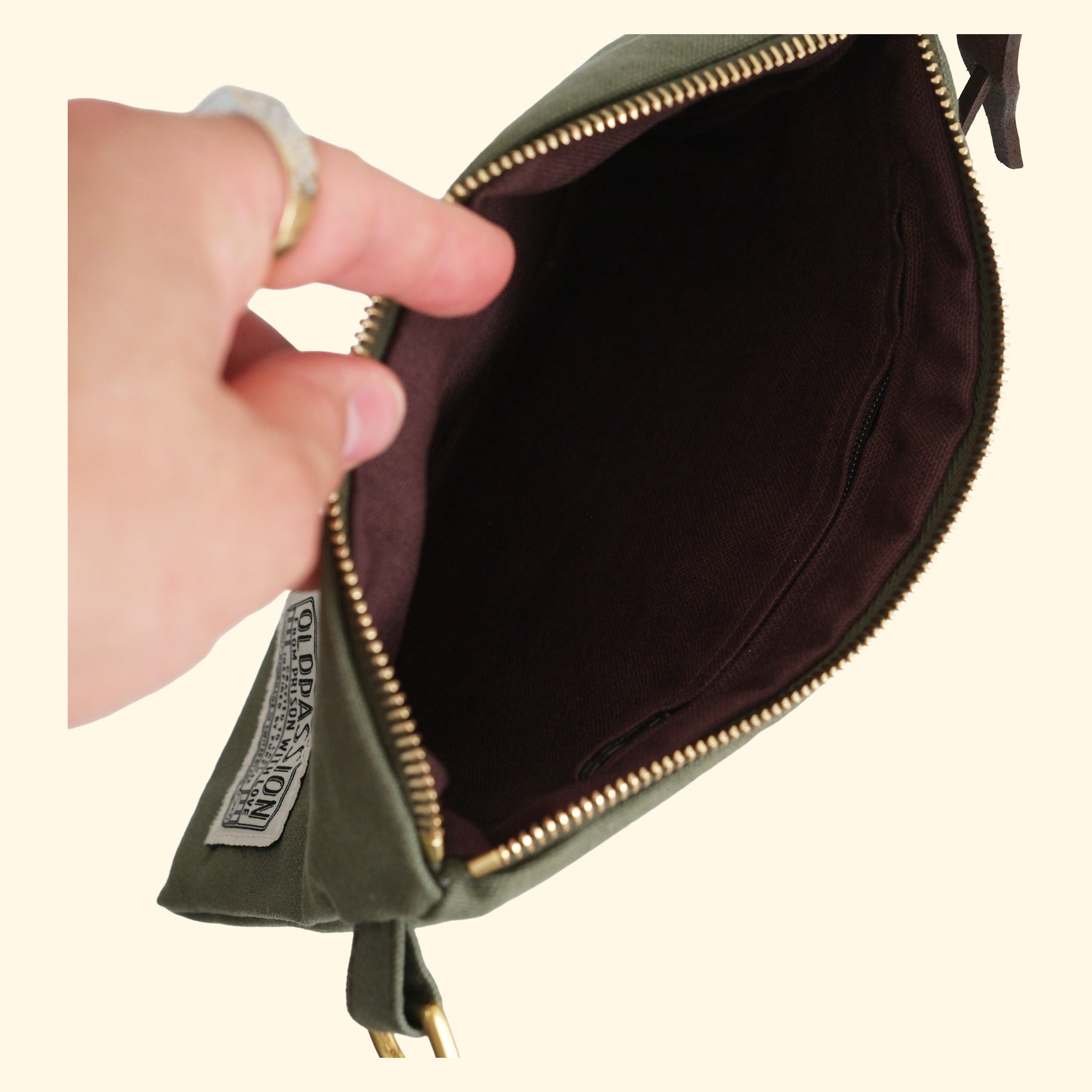 Canvas Pouch No.1, olive, geöffnet mit Futter in Aubergine