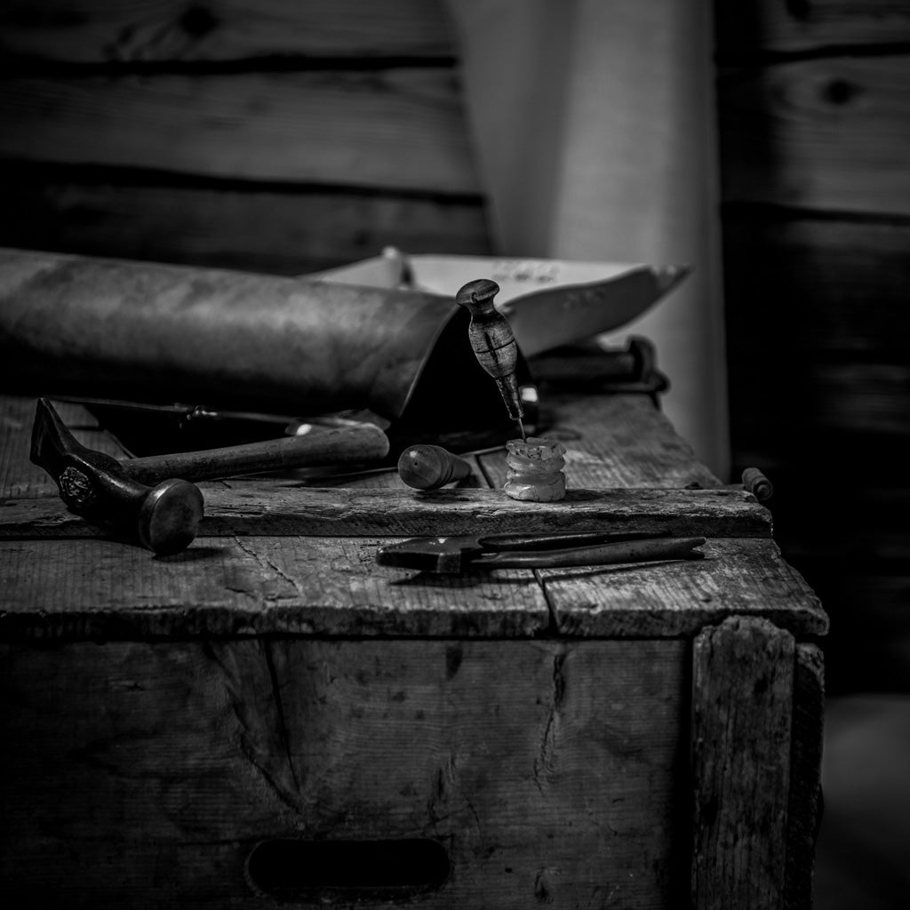 handgemacht handarbeit oldpassion - from prison with love hergestellt in der schweiz sattlerhandwerk leder