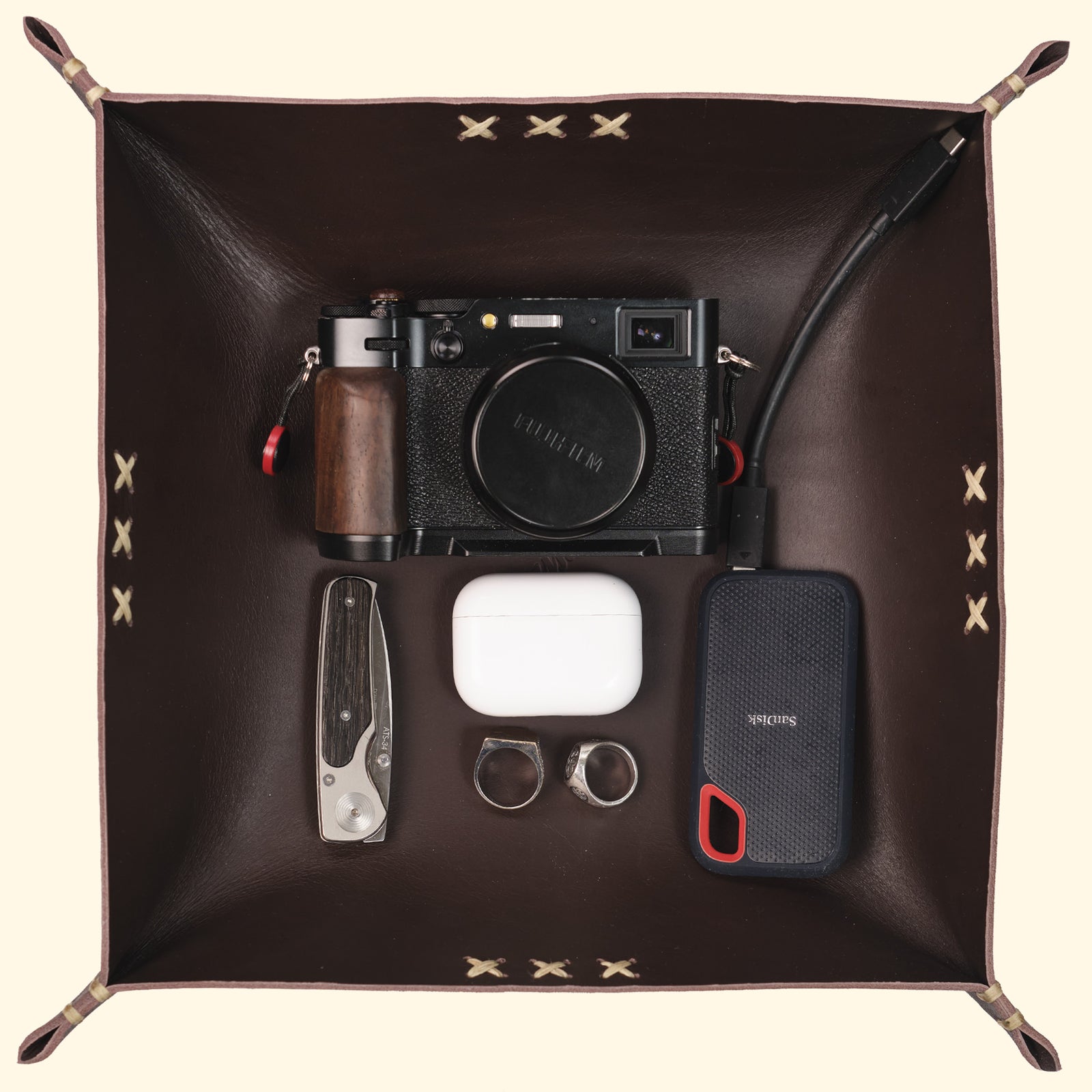 leather-tray-280x280_Taschenleerer-quadratisch-Schale-Aufbewahrung-Leder-dunkelbraun-vorderseite-every-day-carry-goods