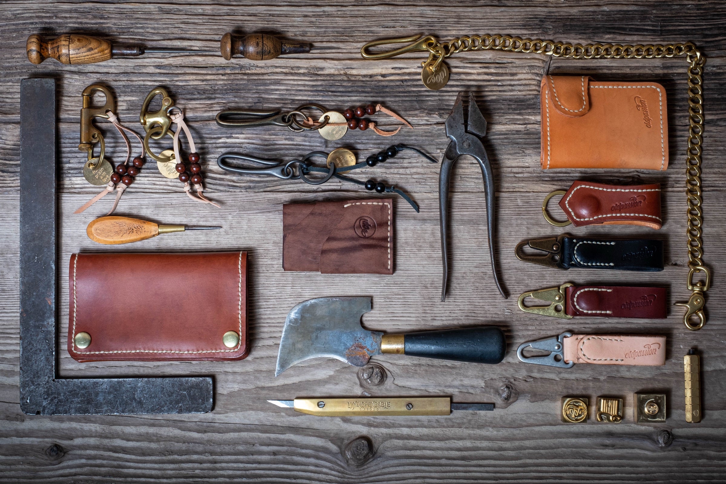 oldpassion EDC Flatlay, Lederwaren und Werkzeug auf Holz