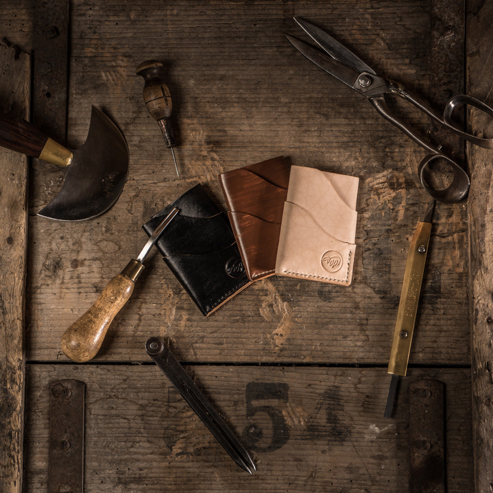 oldpassion-from-prison-with-love-handgemachte-lederwaren-hergestellt-in-der-schweiz-kartenhalte-portemonnaie-und-weitere-accessoires