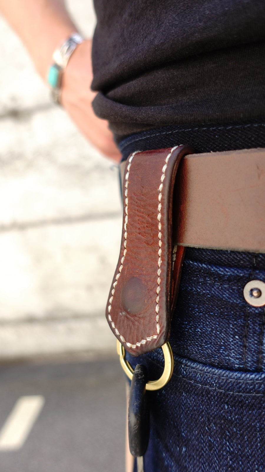 Brauner Ledergürtel von oldpassion getragen auf Jeans