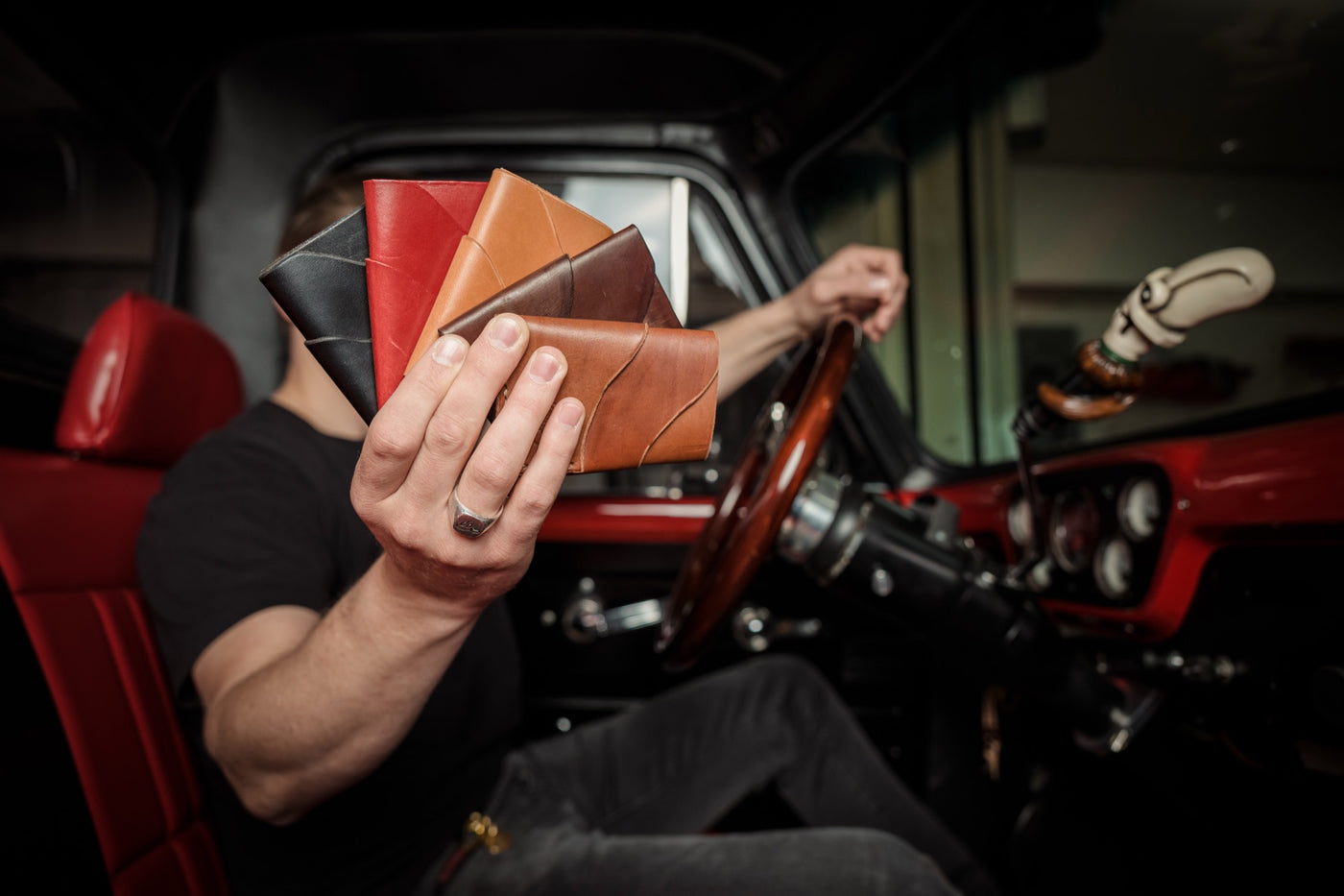 Handgemachte oldpassion Leder-Portemonnaies, gehalten in einem Hot-Rod