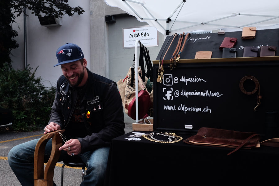 oldpassion Marktstand, Verkauf von Lederwaren vor Ort