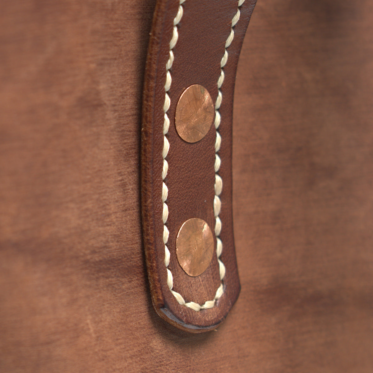 Leather Tote Bag No.1, braun gesprenkelt, Nahaufnahme von Henkelansatz, Nieten und Naht