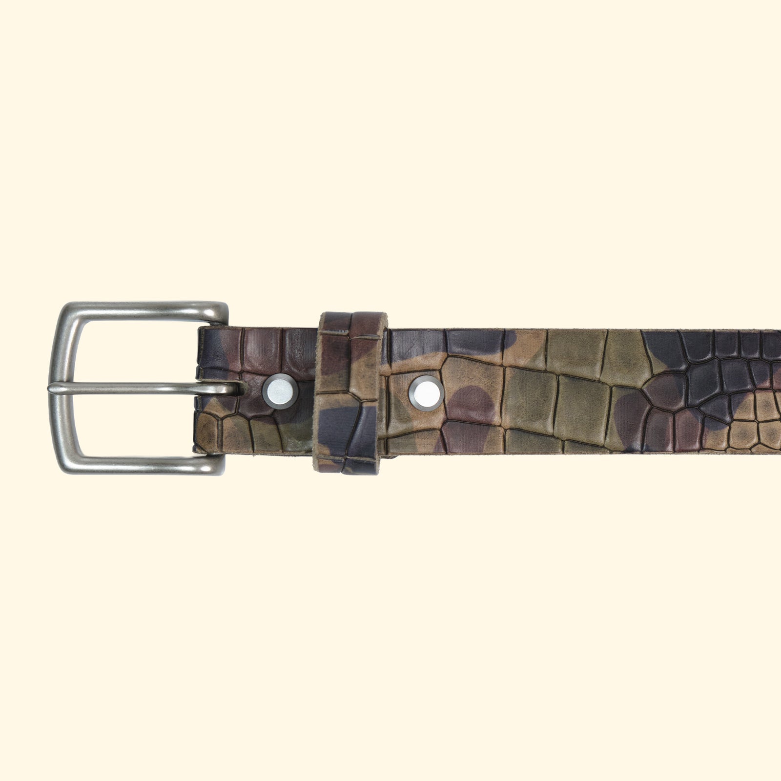Frontansicht des oldpassion Gürtels op belt Croccu Camo Verde mit silberfarbener Messingschnalle, Camouflage-Croco-Prägung und zwei Gürtelschlaufen