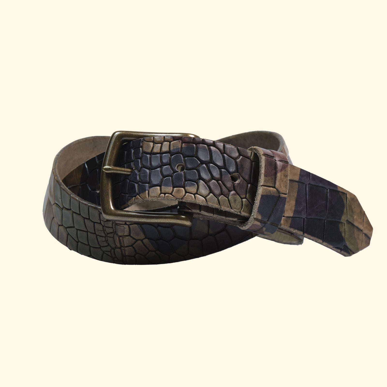 Gerollter oldpassion Gürtel op belt Croccu Camo Verde mit antikfarbener Messingschnalle und markanter Croco-Prägung im Camouflage-Look