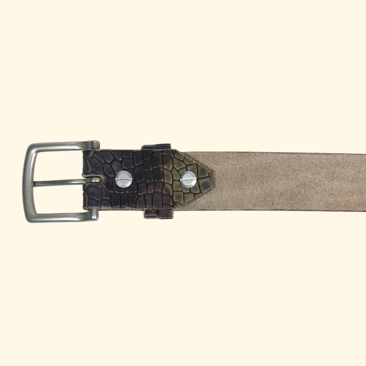 Rückansicht des oldpassion Gürtels op belt Croccu Camo Verde mit silberfarbener Messingschnalle und verschraubtem Leder in Croco-Camouflage-Prägung