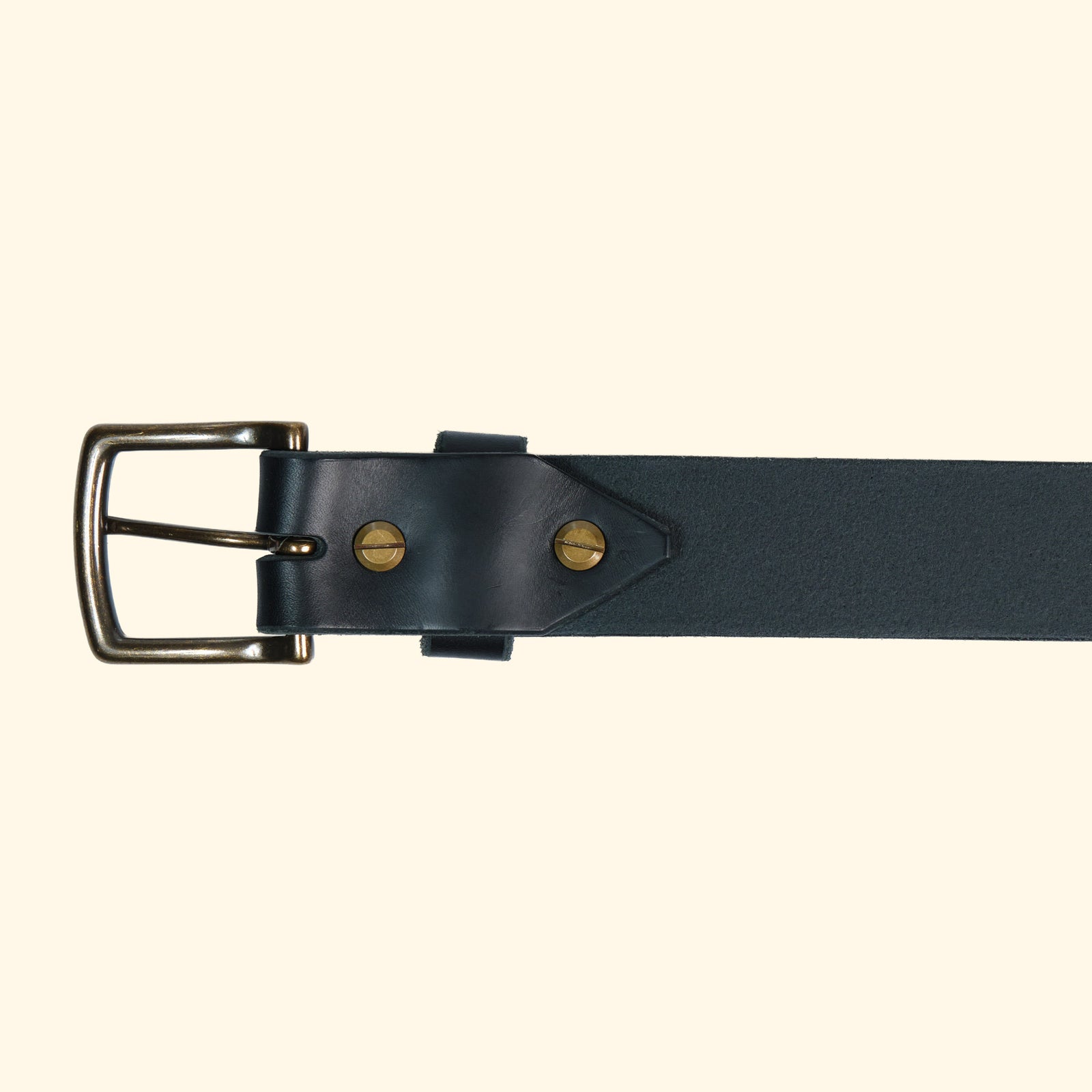 Detailansicht der Rückseite des op belt aus schwarzem Leder mit Schnalle in Antique-Finish.