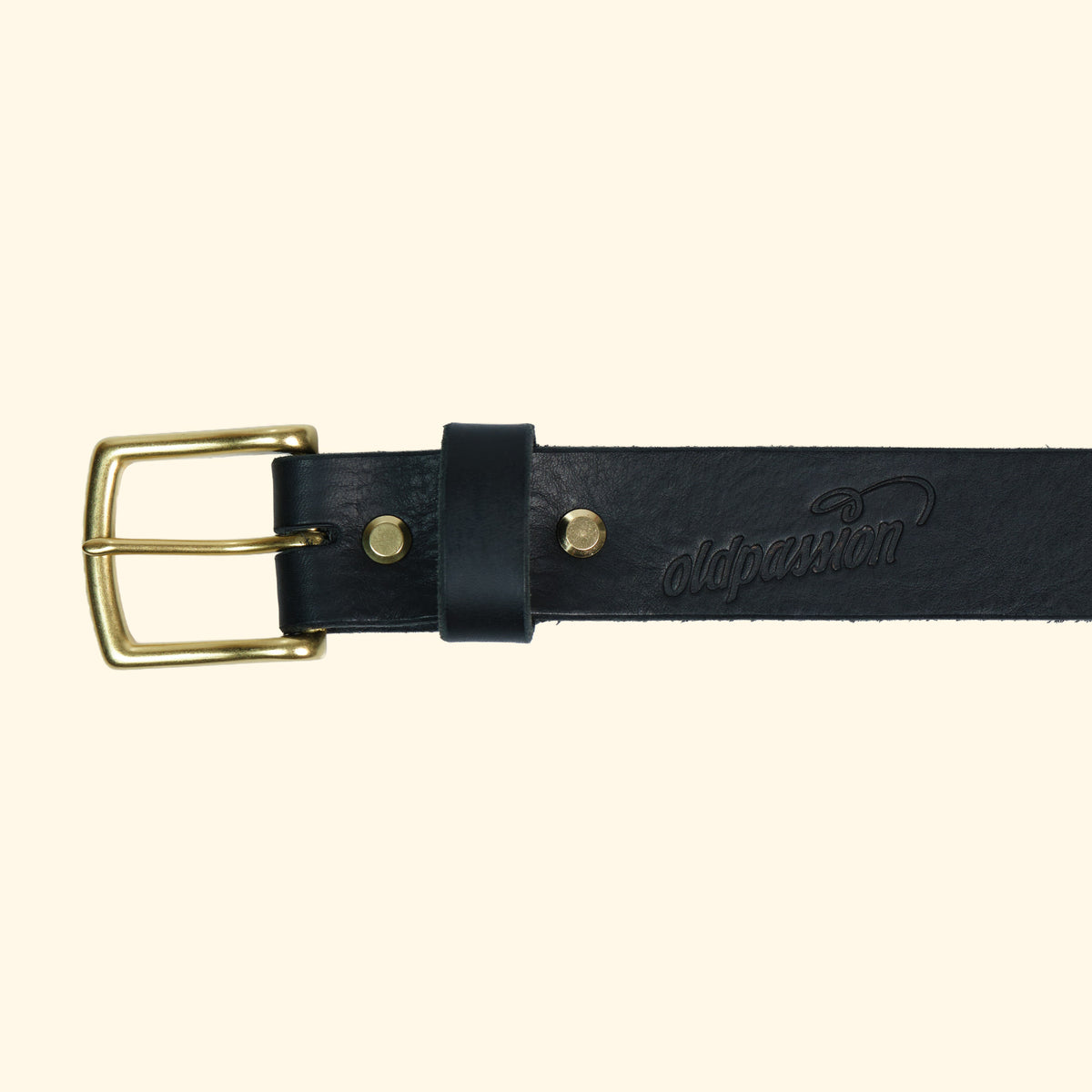 Detailansicht des op belt in Old England Nero mit goldfarbener Schnalle, zurückhaltender Prägung und feiner Ledermaserung.