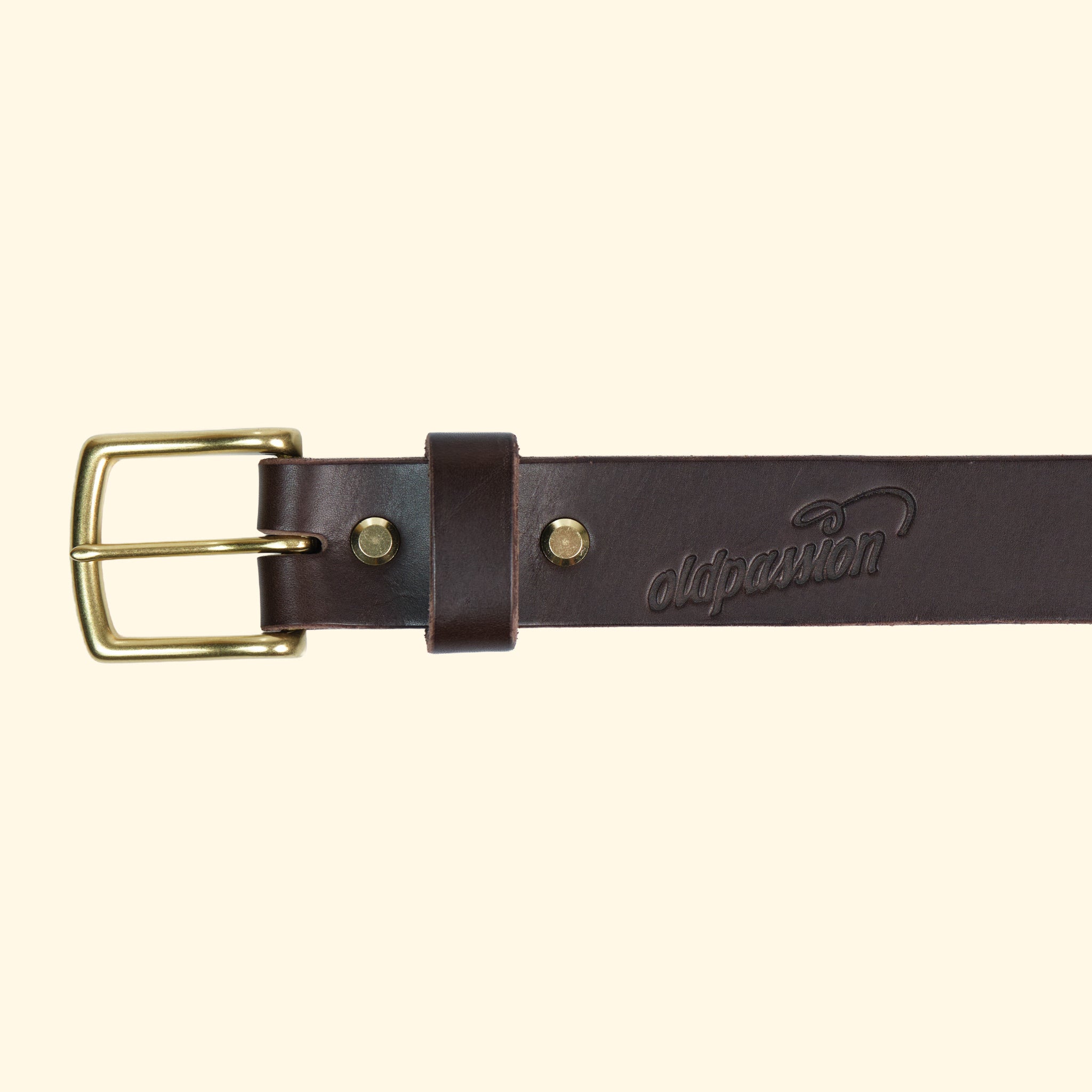 Detailansicht des op belt in Rocky Dark Brown mit goldfarbener Schnalle, geprägtem Logo und dunkelbrauner Glattlederstruktur.
