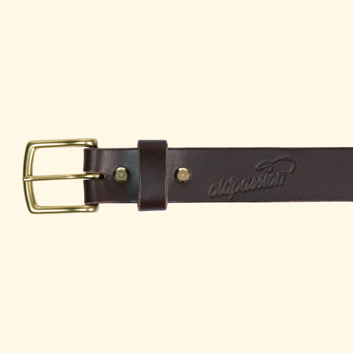 Detailansicht des op belt in Rocky Dark Brown mit goldfarbener Schnalle, geprägtem Logo und dunkelbrauner Glattlederstruktur.