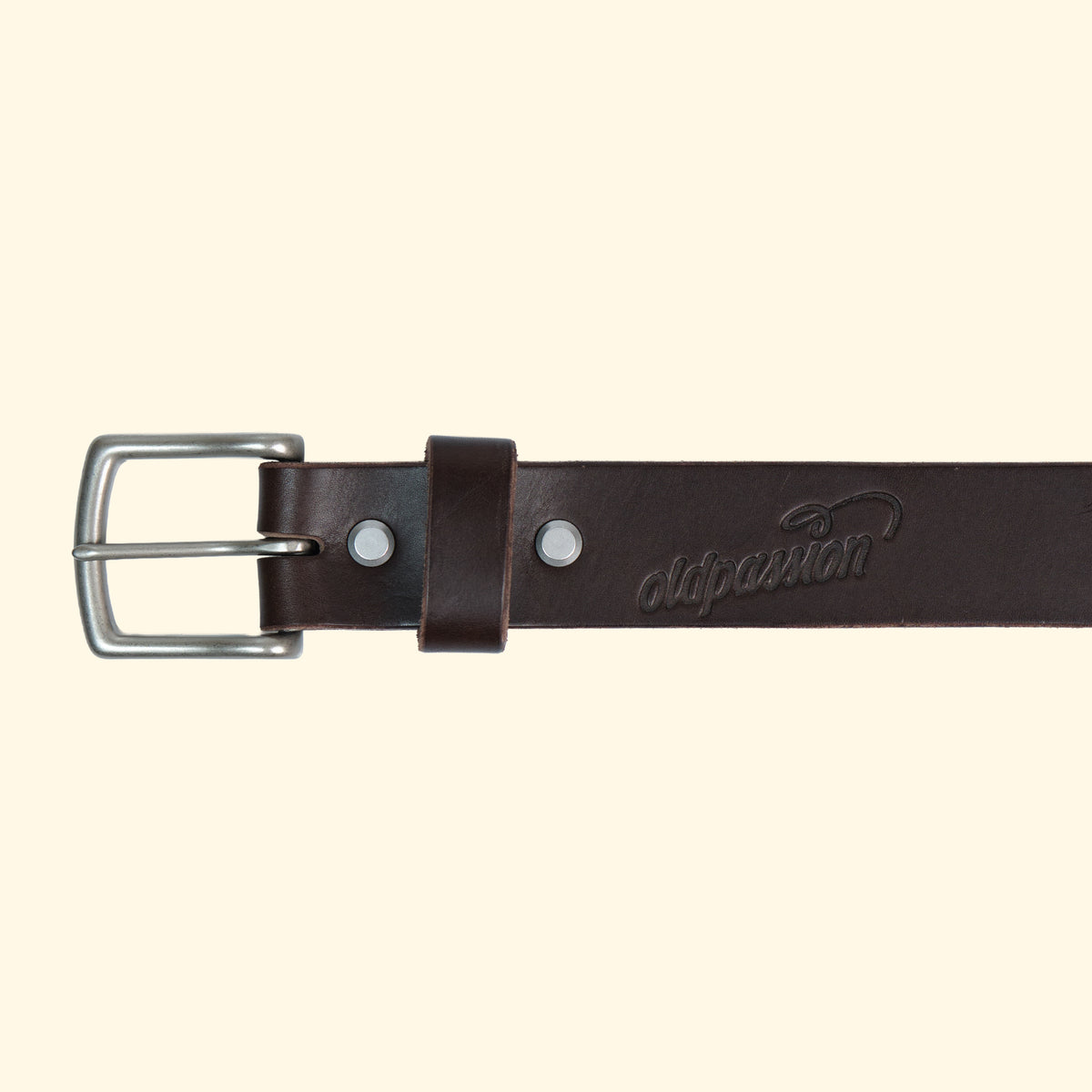 Detailansicht des op belt in Rocky Dark Brown mit silberner Schnalle, geprägtem oldpassion-Logo und glatter Lederstruktur.