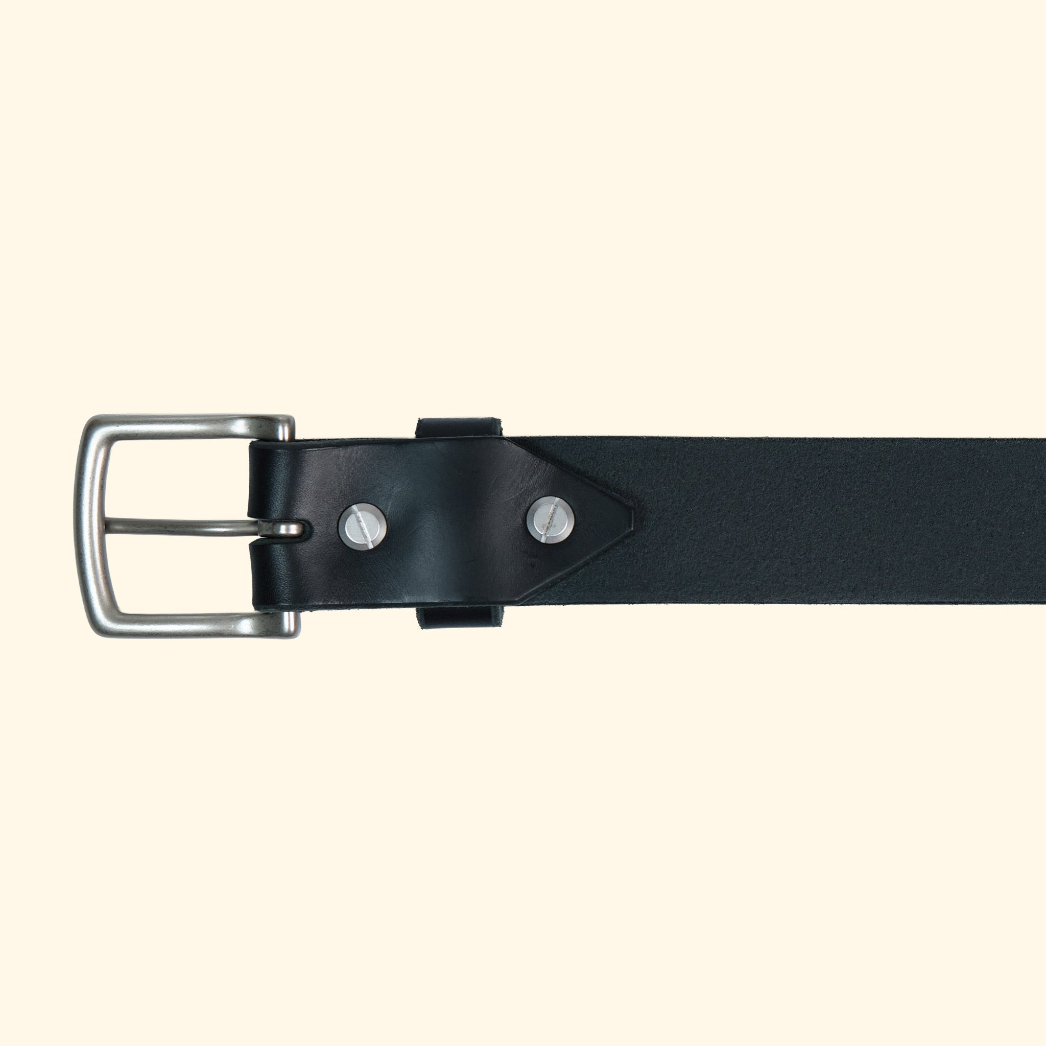 Schwarzer Ledergürtel op belt in Frontalansicht mit silberfarbener Schnalle und sichtbarer Schraubmontage, handgefertigt in der Schweiz.