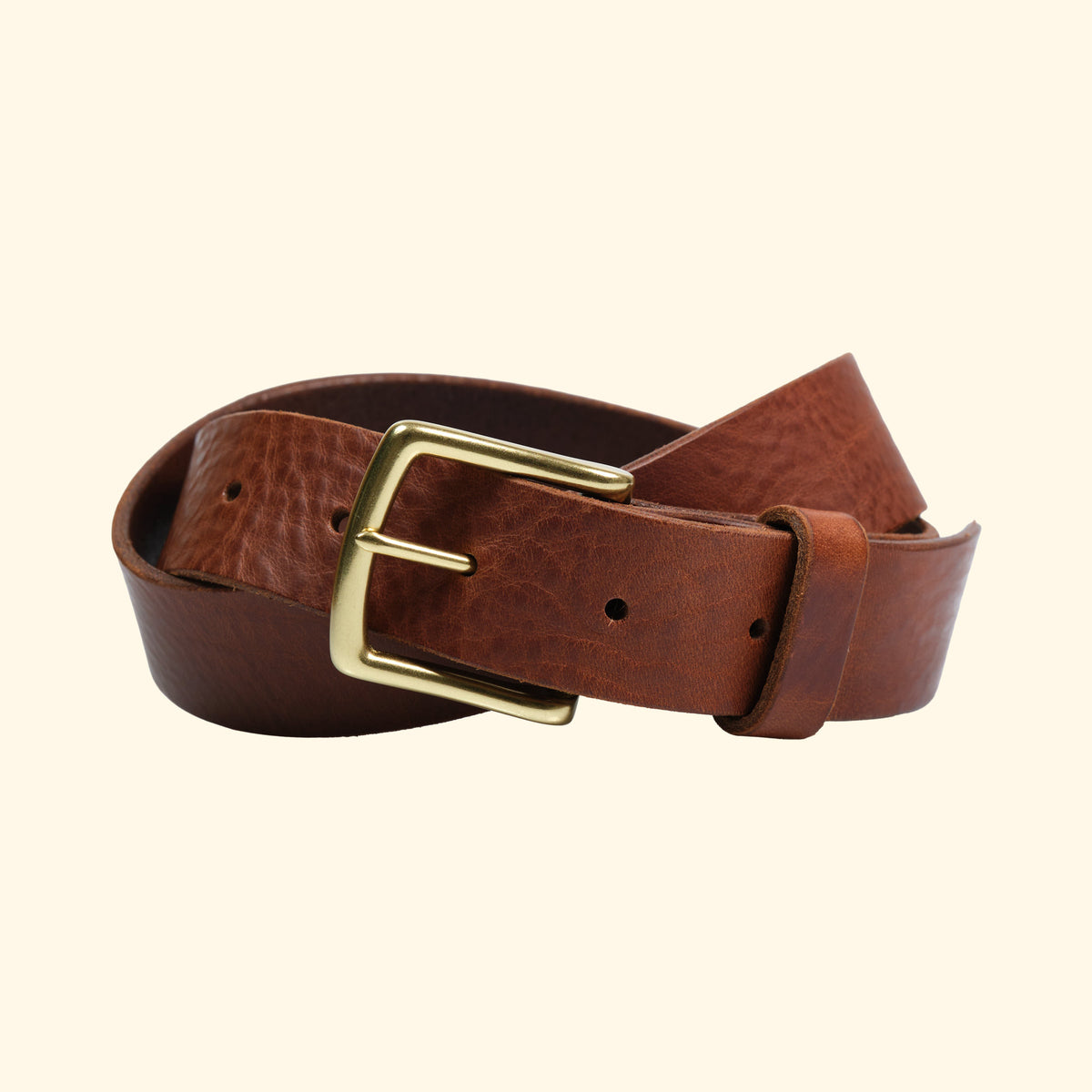 Ledergürtel op belt in Old England Marrone mit goldfarbener Messingschnalle und charaktervoller Oberfläche in Frontansicht.