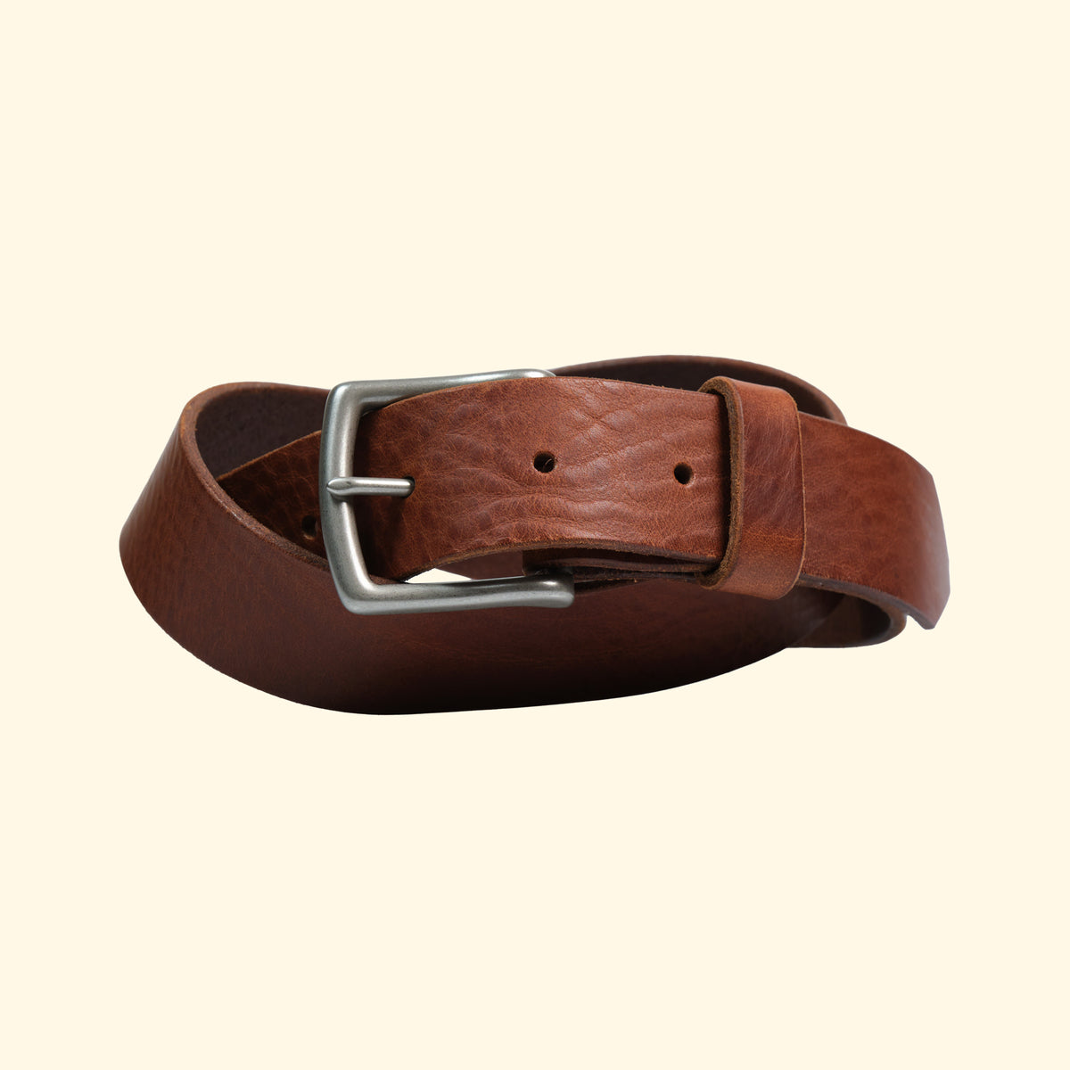 Ledergürtel op belt in Old England Marrone mit silberner Messingschnalle und natürlicher Narbenstruktur in Frontansicht.