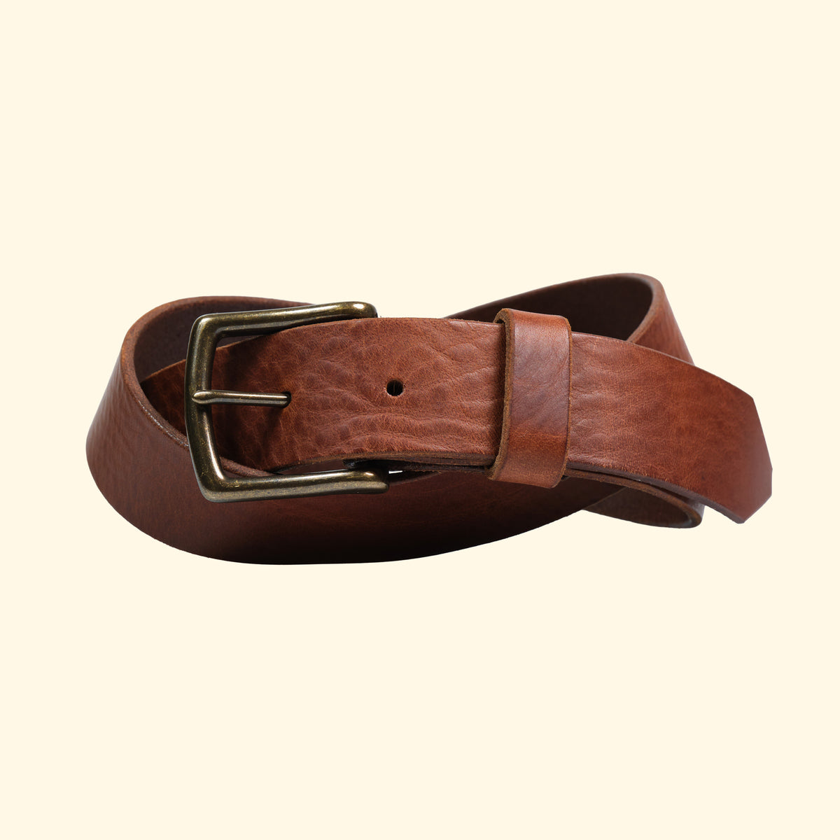 Ledergürtel in Old England Marrone mit charaktervoller Oberfläche und massiver Messingschnalle in klassischer Frontansicht.