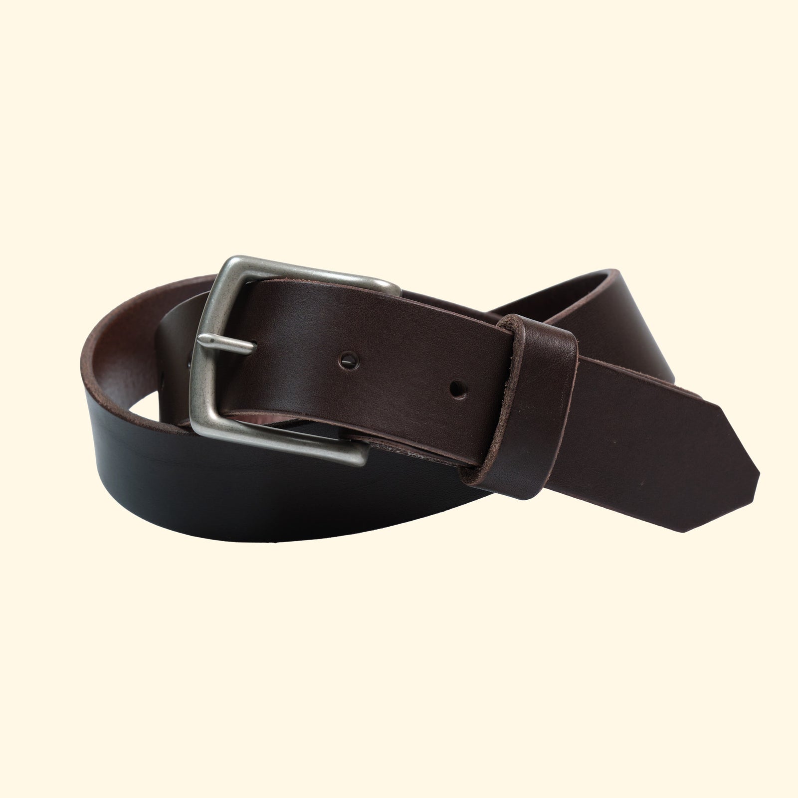 Ledergürtel op belt in Rocky Dark Brown mit silberner Schnalle und glatter, dunkelbrauner Oberfläche in Frontansicht.