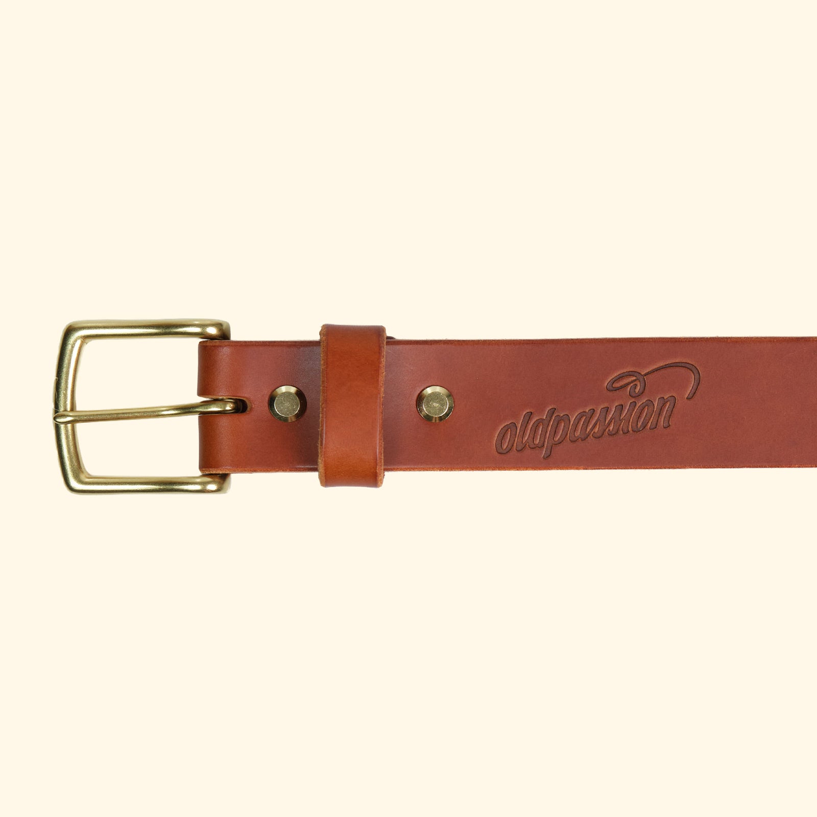 Hochwertiger Ledergürtel aus cognacfarbenem Rindsleder mit goldfarbener Schnalle in klarer Frontansicht, handgefertigt in der Schweiz.