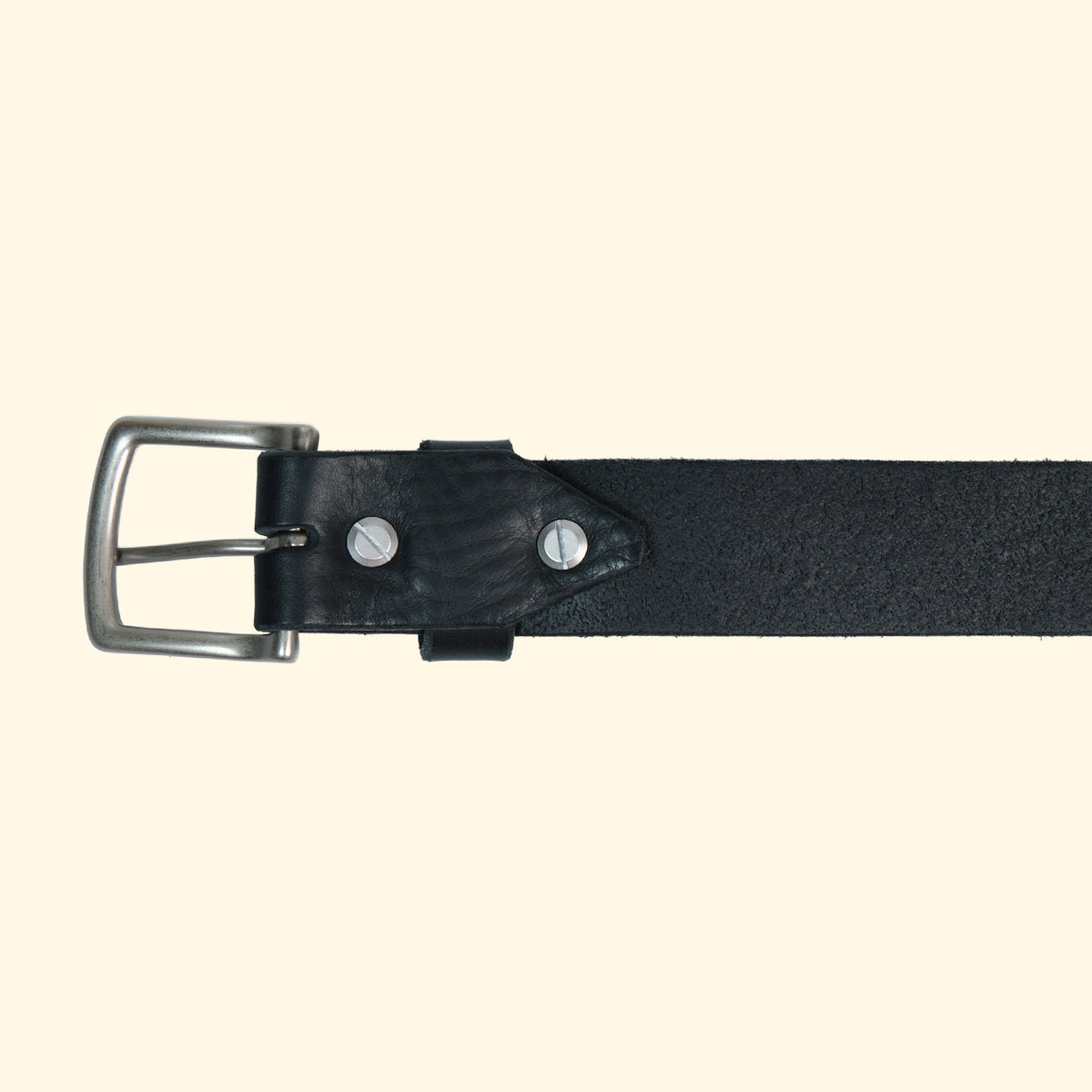 Rückansicht des op belt in Old England Nero mit silberner Schnalle, strukturierter Lederinnenseite und sichtbaren Schraubnieten.