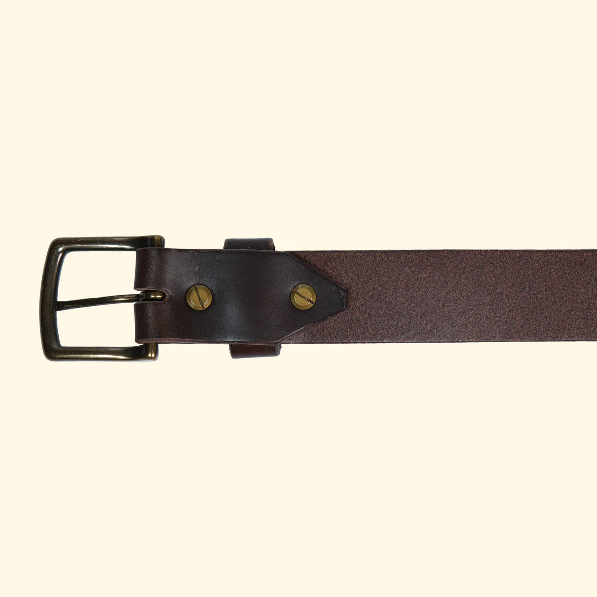 Rückansicht des op belt in Rocky Dark Brown mit antik-farbener Messingschnalle und naturbelassener Innenseite.