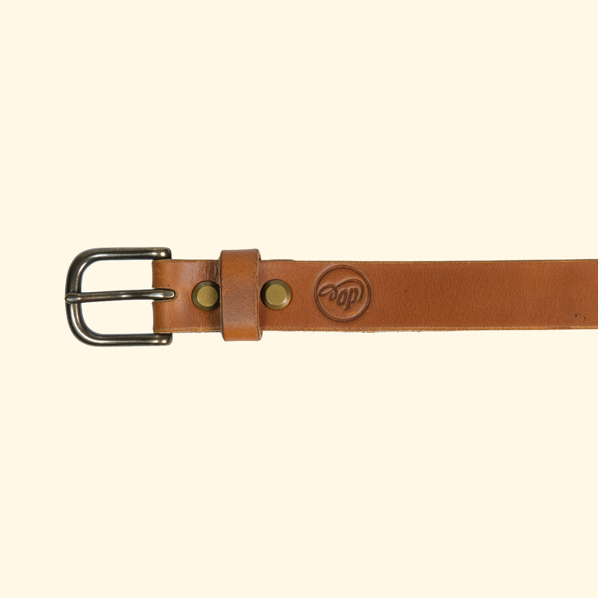 Detailansicht des op belt slim in Sunflower mit op Logo-Prägung, antiker Dornschliesse und Lederschlaufe – aus Horween Cavalier Leder, handgefertigt in der Schweiz.