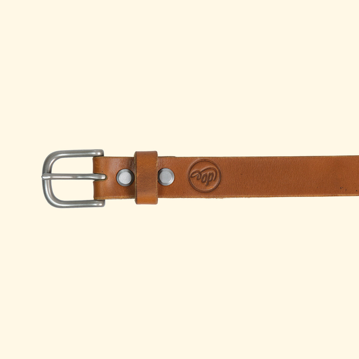 Detailansicht des op belt slim in Sunflower mit silberner Dornschliesse und geprägtem op Logo – handgefertigt aus Horween Cavalier Leder.