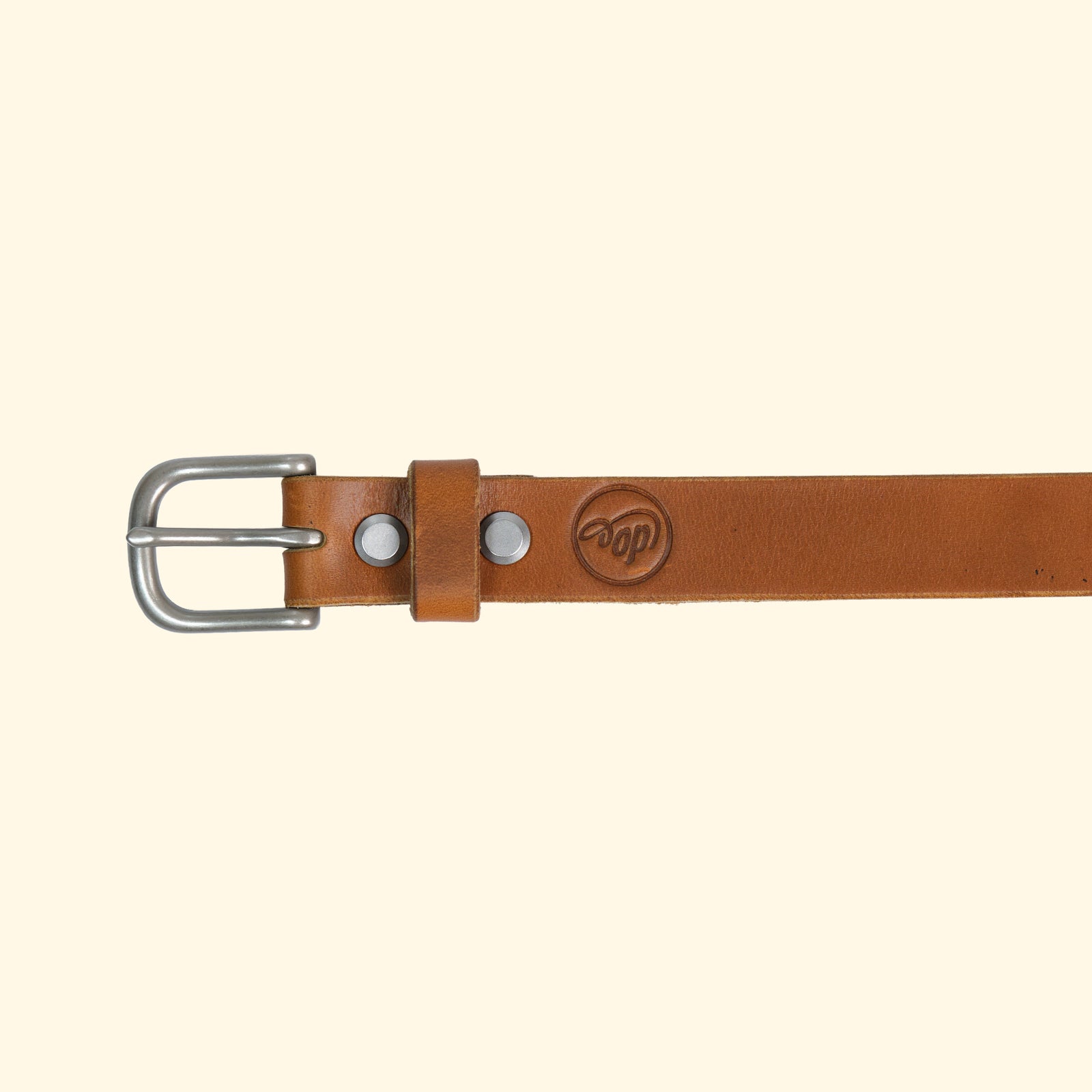 Detailansicht des op belt slim in Sunflower mit silberner Dornschliesse und geprägtem op Logo – handgefertigt aus Horween Cavalier Leder.