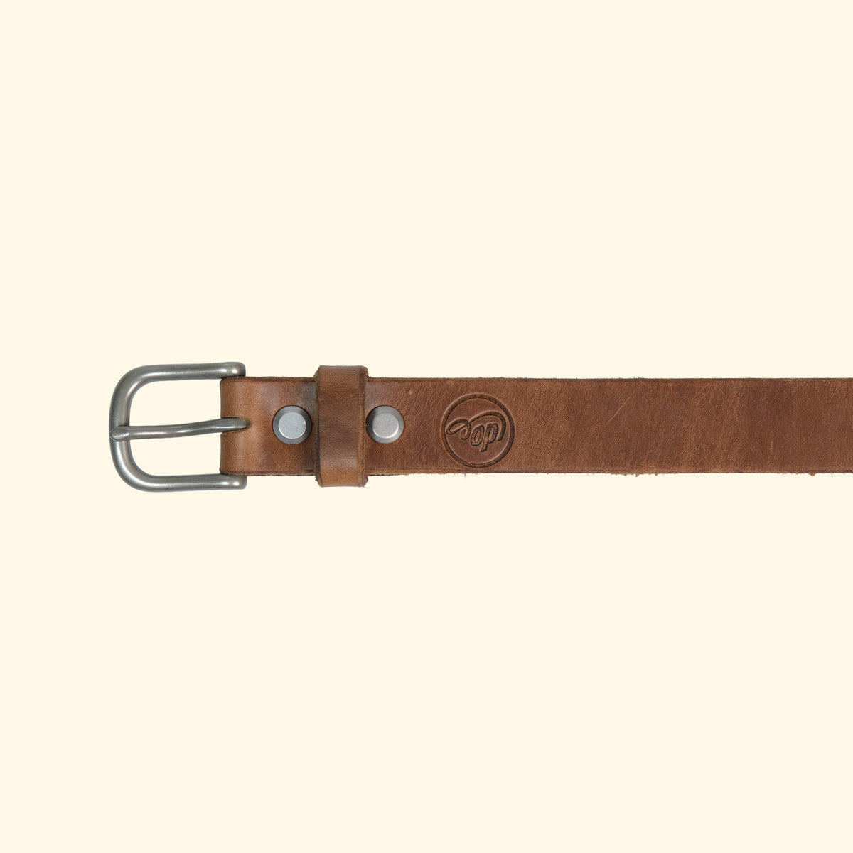 Aussenseite des oldpassion Gürtelmodells op belt slim aus Horween Chromexcel in Natural mit silberfarbener Dornschliesse, Lederschlaufe und Präglogo.