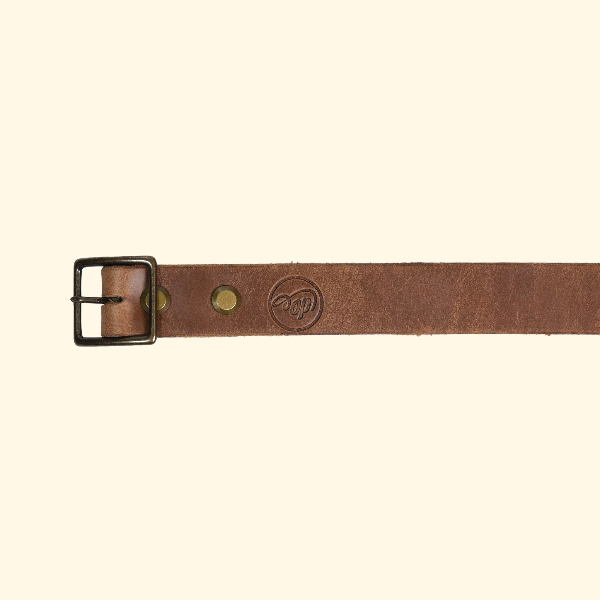 Aussenseite des oldpassion Gürtelmodells op belt slim aus Horween Chromexcel in Natural mit antique-farbener Mittelsteg-Dornschliesse und Präglogo.