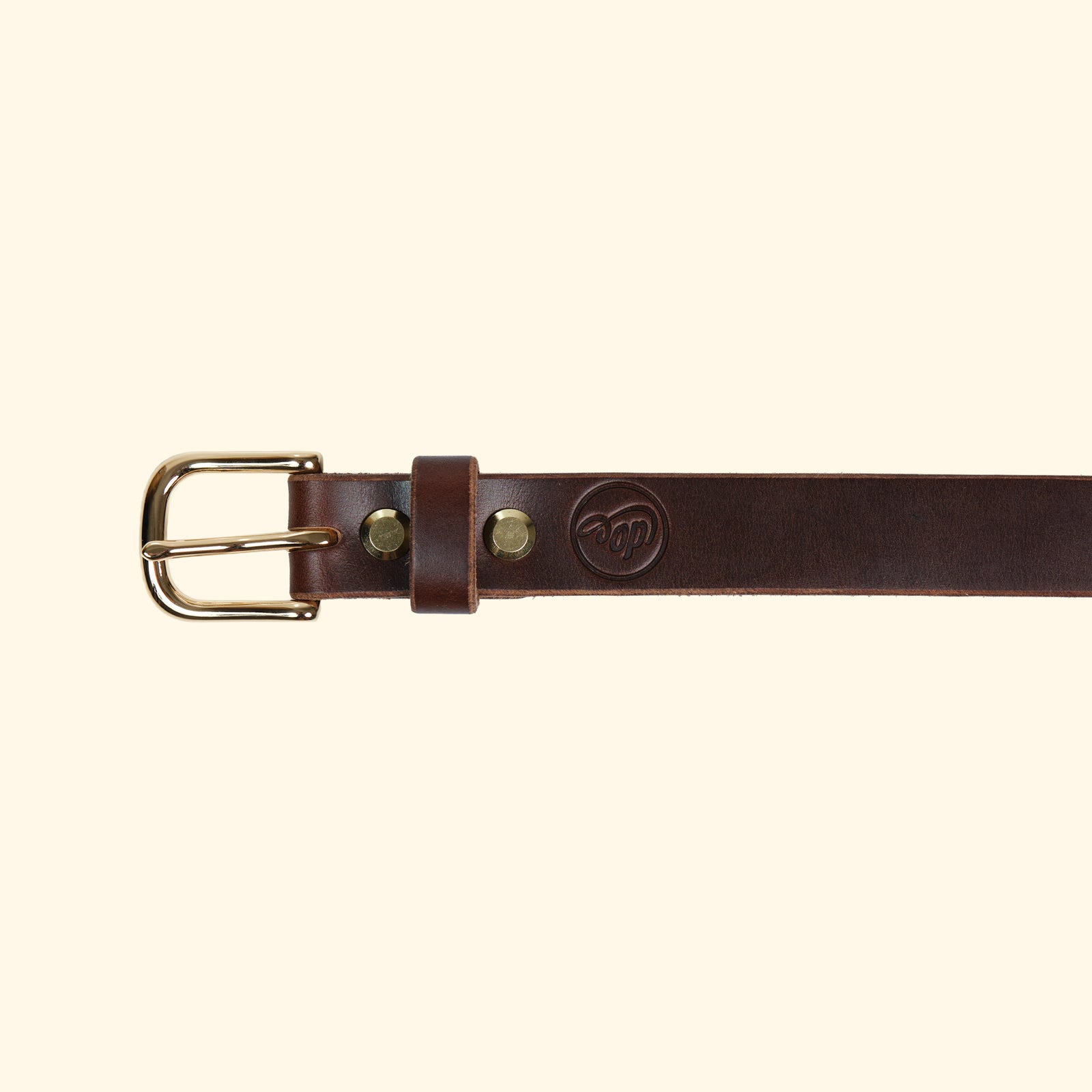 op belt slim aus Horween Chromexcel Leder in Natural mit goldfarbener Dornschliesse – Frontansicht mit Lederschlaufe und Logo-Prägung.  