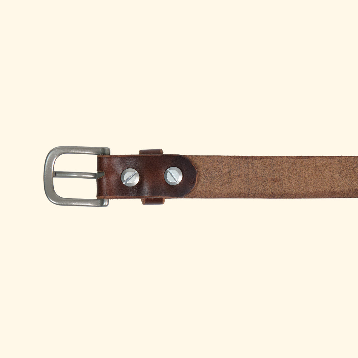 Rückansicht des op belt slim aus Horween Chromexcel Leder mit Dornschliesse in Silber und silbernen Chicago Screws.