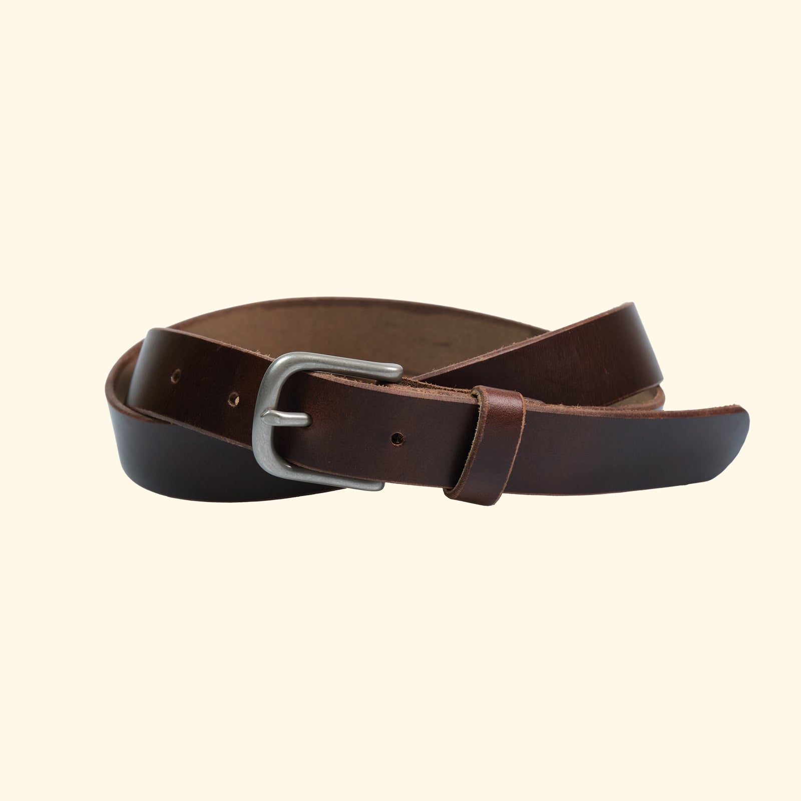 Oldpassion Gürtelmodell op belt slim aus Horween Chromexcel Leder in Dunkelbraun mit schlichter Dornschliesse in Silberfinish und passender Lederschlaufe.