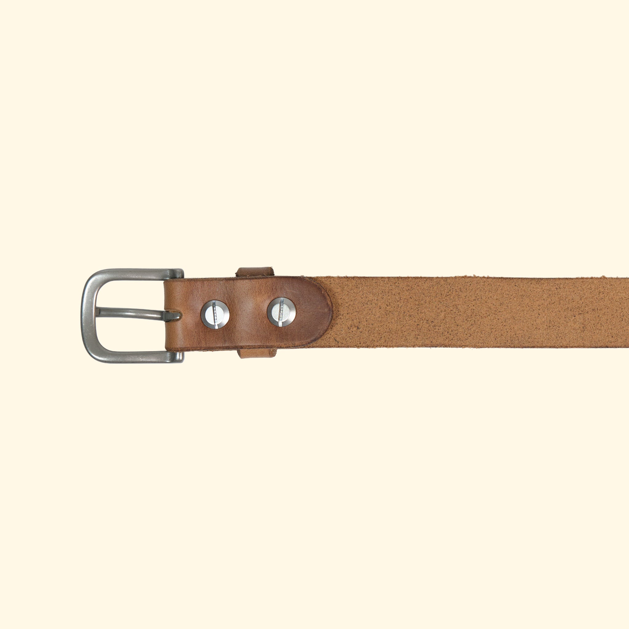 Innenseite des oldpassion Gürtelmodells op belt slim aus Horween Chromexcel in Natural mit silberfarbener Dornschliesse, Lederschlaufe und Schraubbefestigung.
