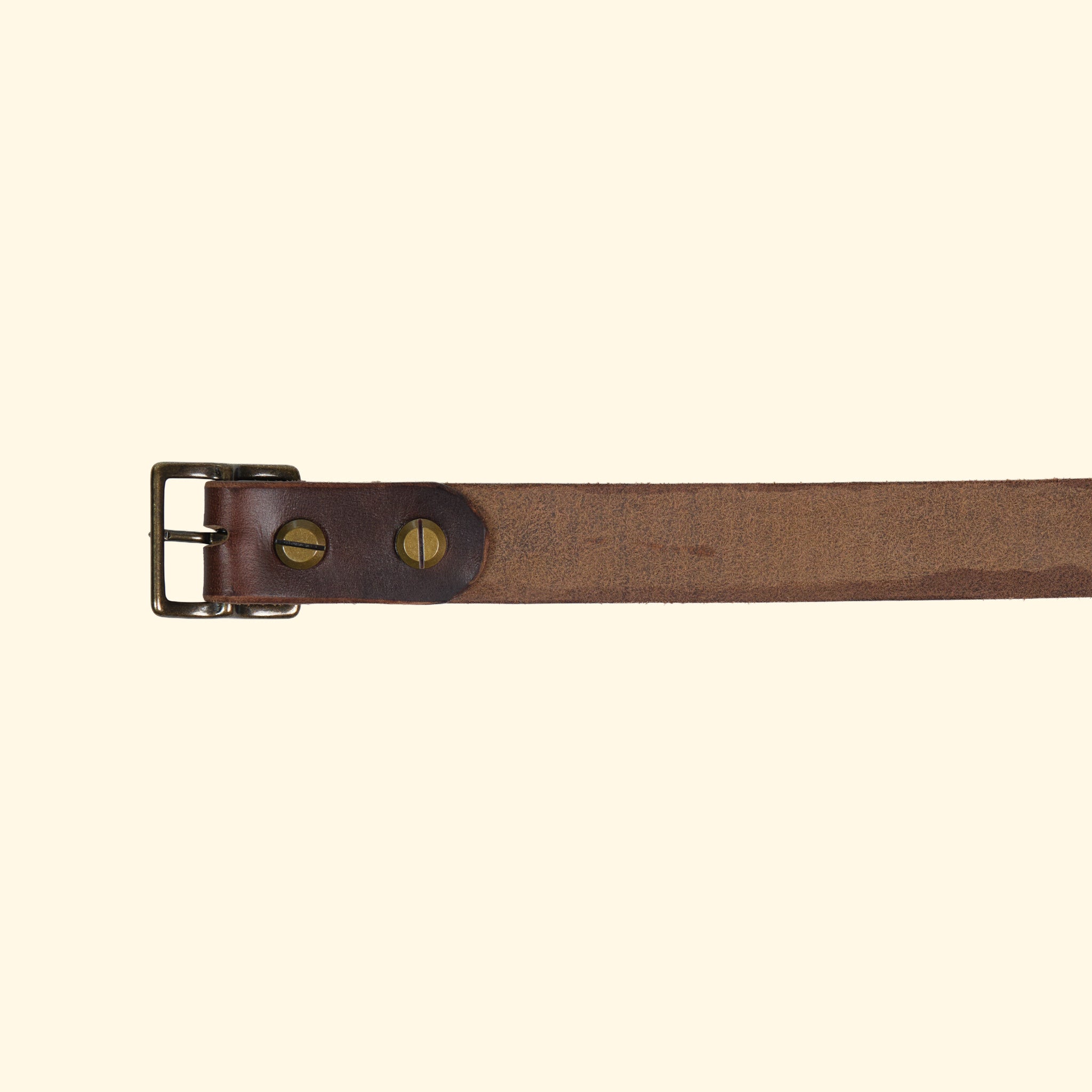 Innenseite des oldpassion Gürtelmodells op belt slim aus Horween Chromexcel in Dunkelbraun mit antique-farbener Mittelsteg-Dornschliesse und Schraubbefestigung.