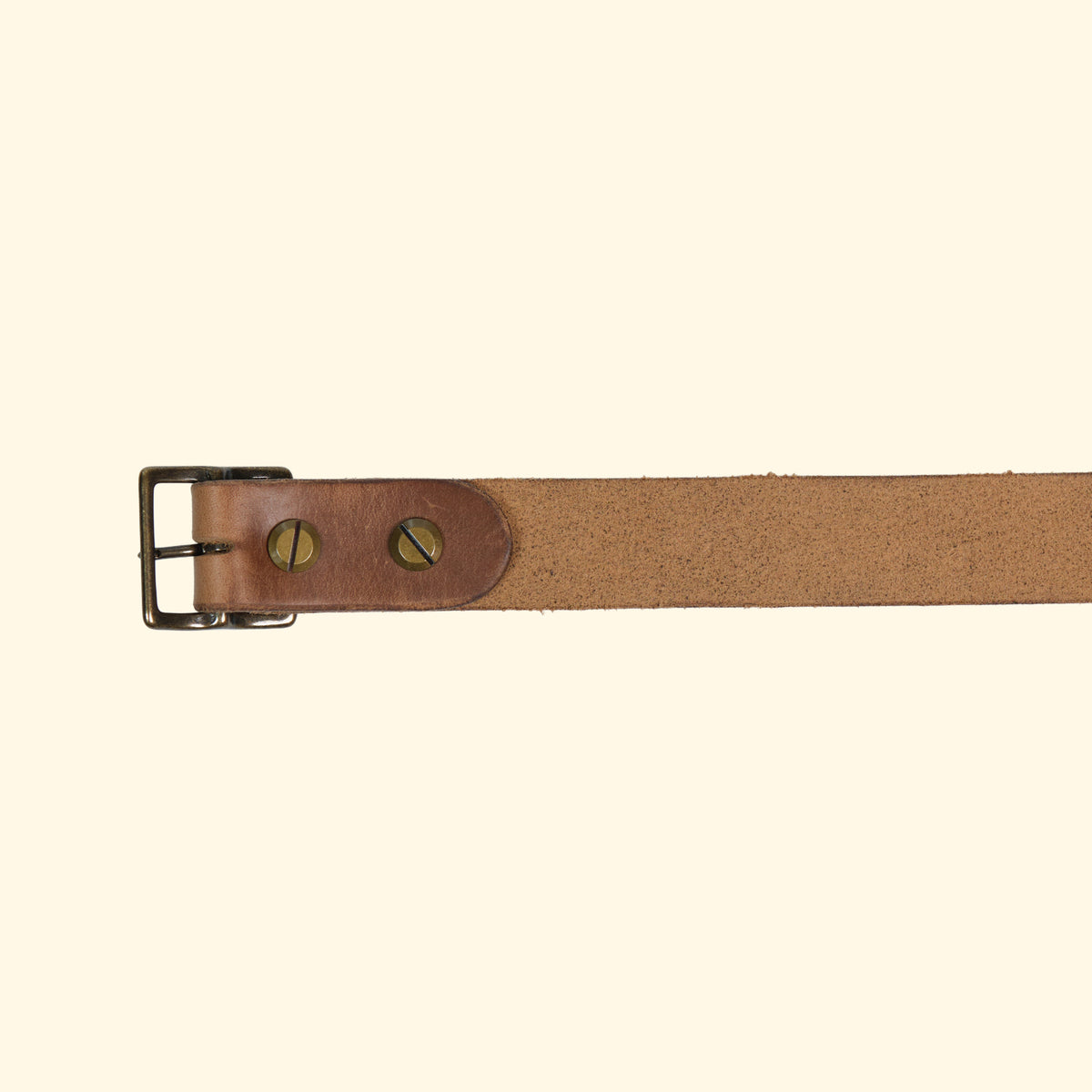 Innenseite des oldpassion Gürtelmodells op belt slim aus Horween Chromexcel in Natural mit antique-farbener Mittelsteg-Dornschliesse und Schraubbefestigung.