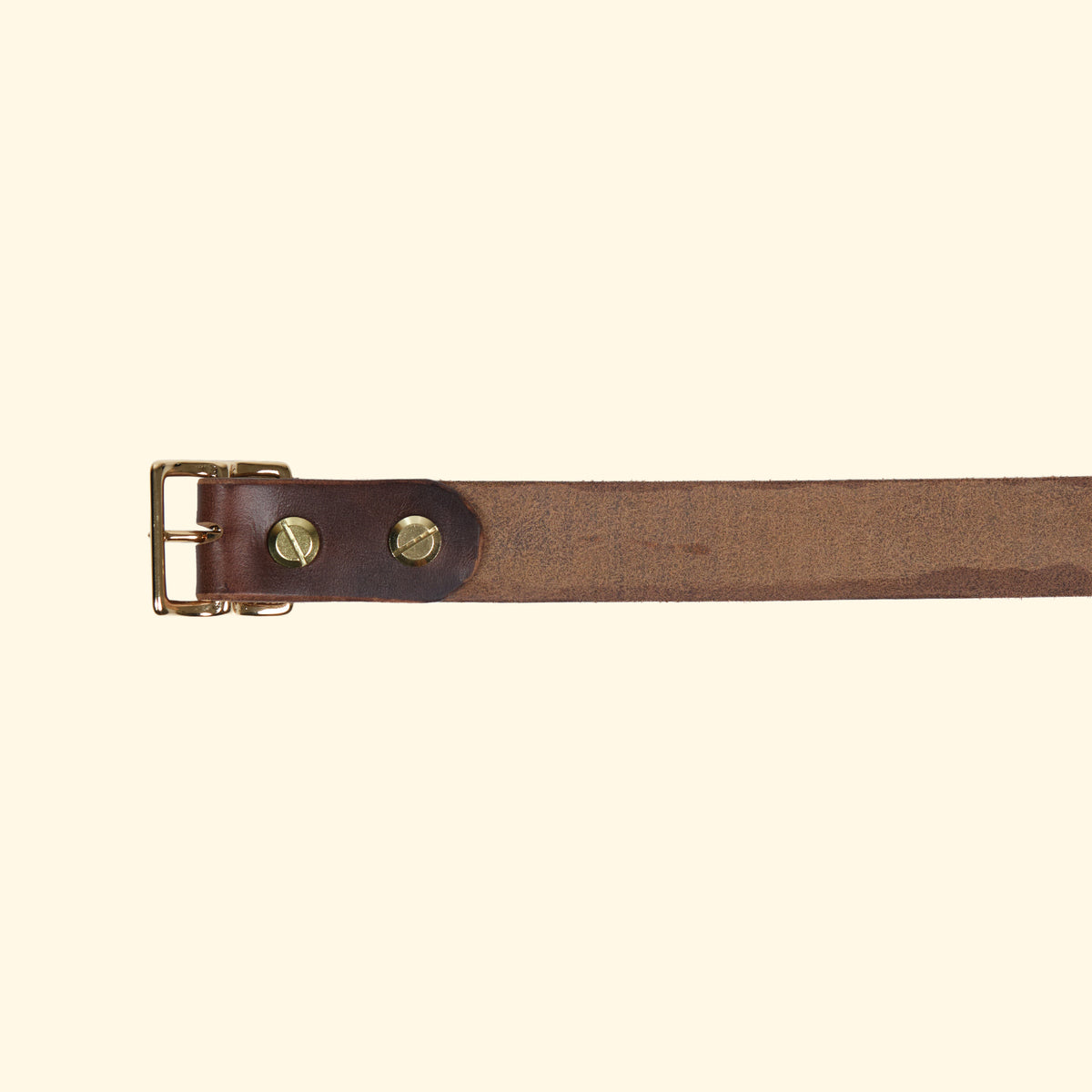 Innenseite des oldpassion Gürtelmodells op belt slim aus Horween Chromexcel in Dunkelbraun mit goldfarbener Mittelsteg-Dornschliesse und Schraubbefestigung.