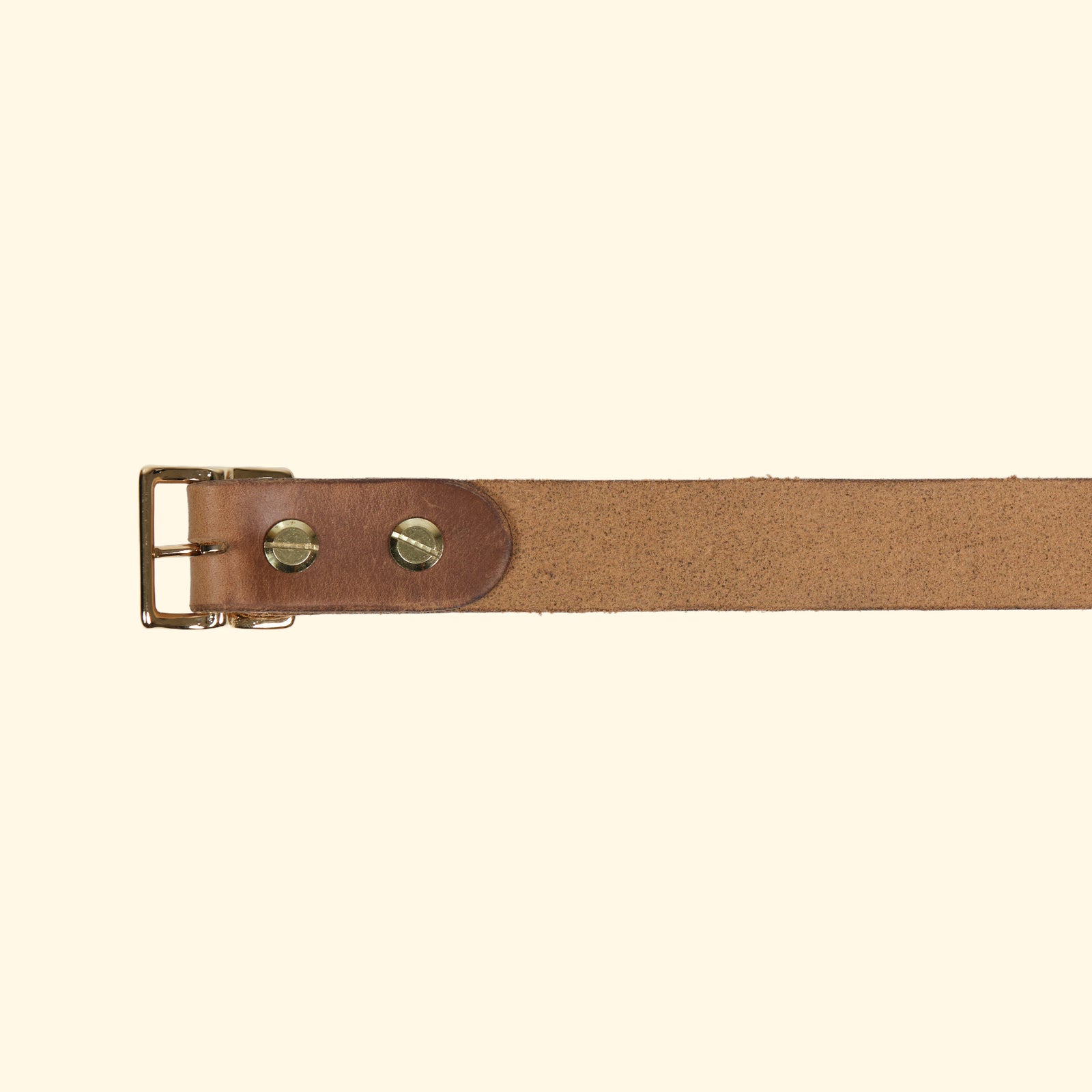Innenseite des op belt slim aus Horween Chromexcel in Natural mit goldfarbener Mittelsteg-Dornschliesse und sichtbarer Schraubbefestigung.