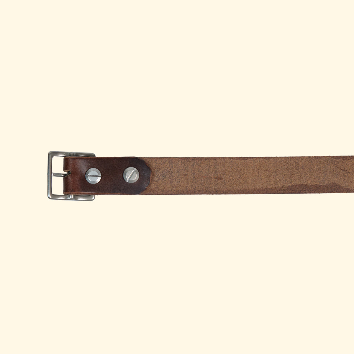 Innenseite des oldpassion Gürtelmodells op belt slim aus Horween Chromexcel in Dunkelbraun mit silberfarbener Mittelsteg-Dornschliesse und Schraubbefestigung.