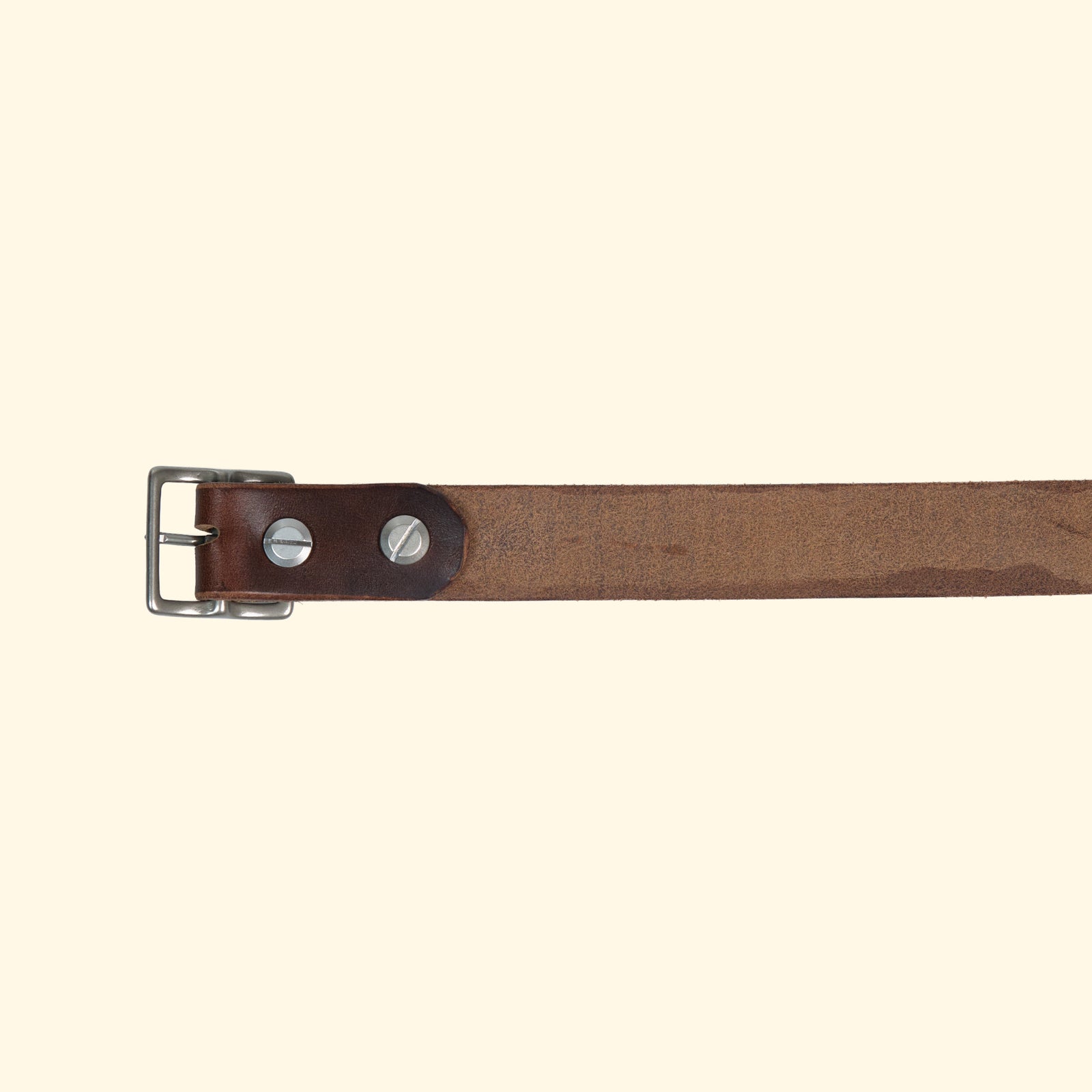 Innenseite des oldpassion Gürtelmodells op belt slim aus Horween Chromexcel in Dunkelbraun mit silberfarbener Mittelsteg-Dornschliesse und Schraubbefestigung.