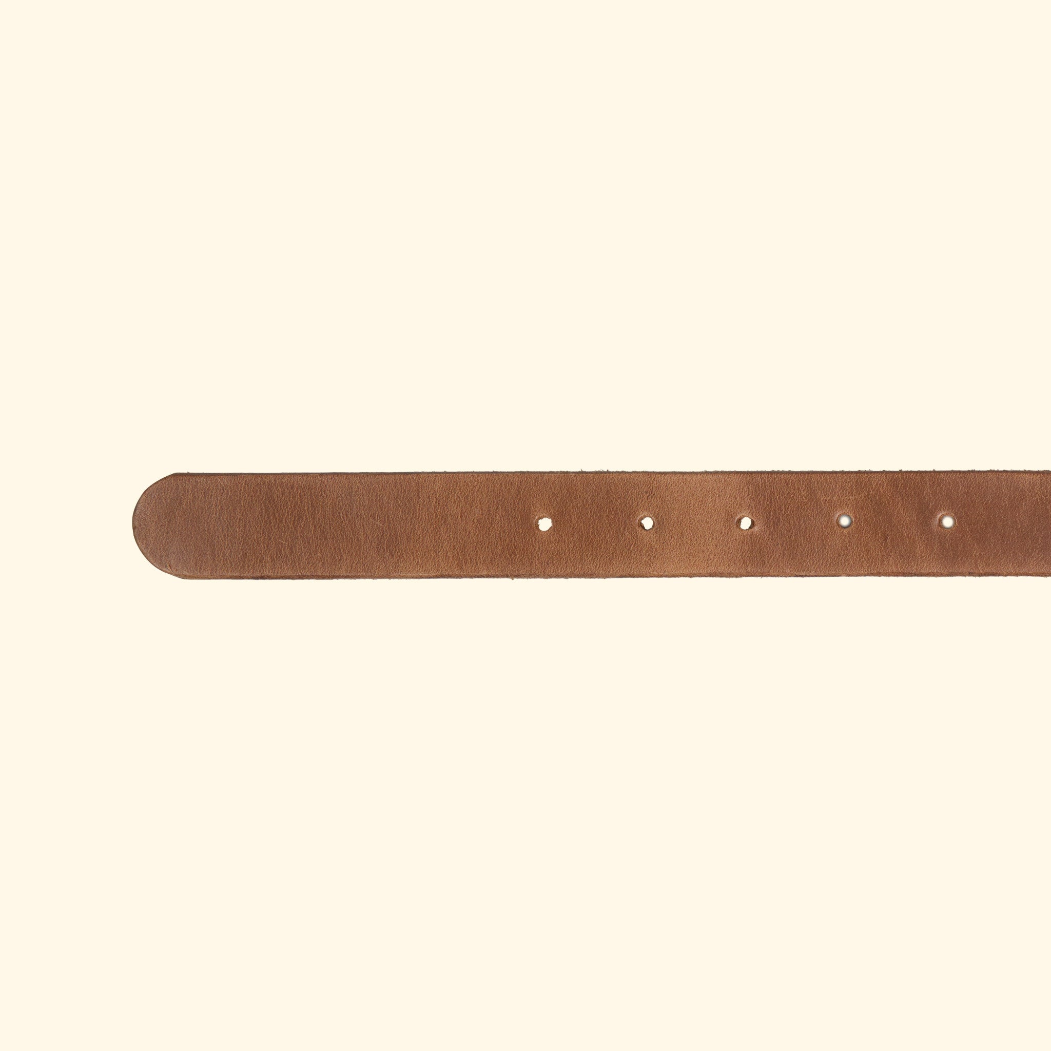 Gürtelspritze des oldpassion Modells op belt slim aus Horween Chromexcel in Natural mit klassisch ovalen Lochungen.  