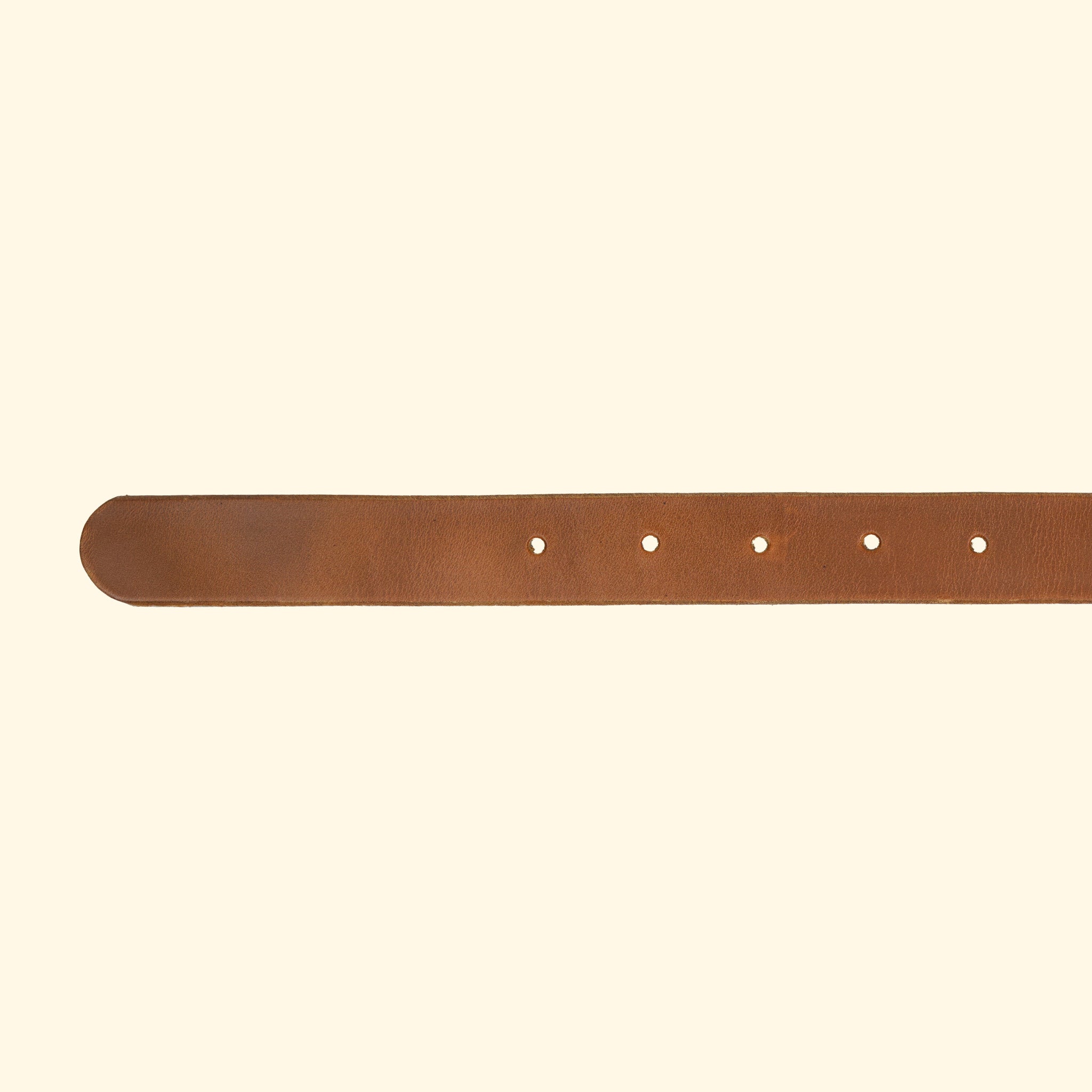 Lochpartie des op belt slim in Sunflower – ovales Gürtelende mit fünf Lochungen, aus pflanzlich gegerbtem Horween Leder handgefertigt.