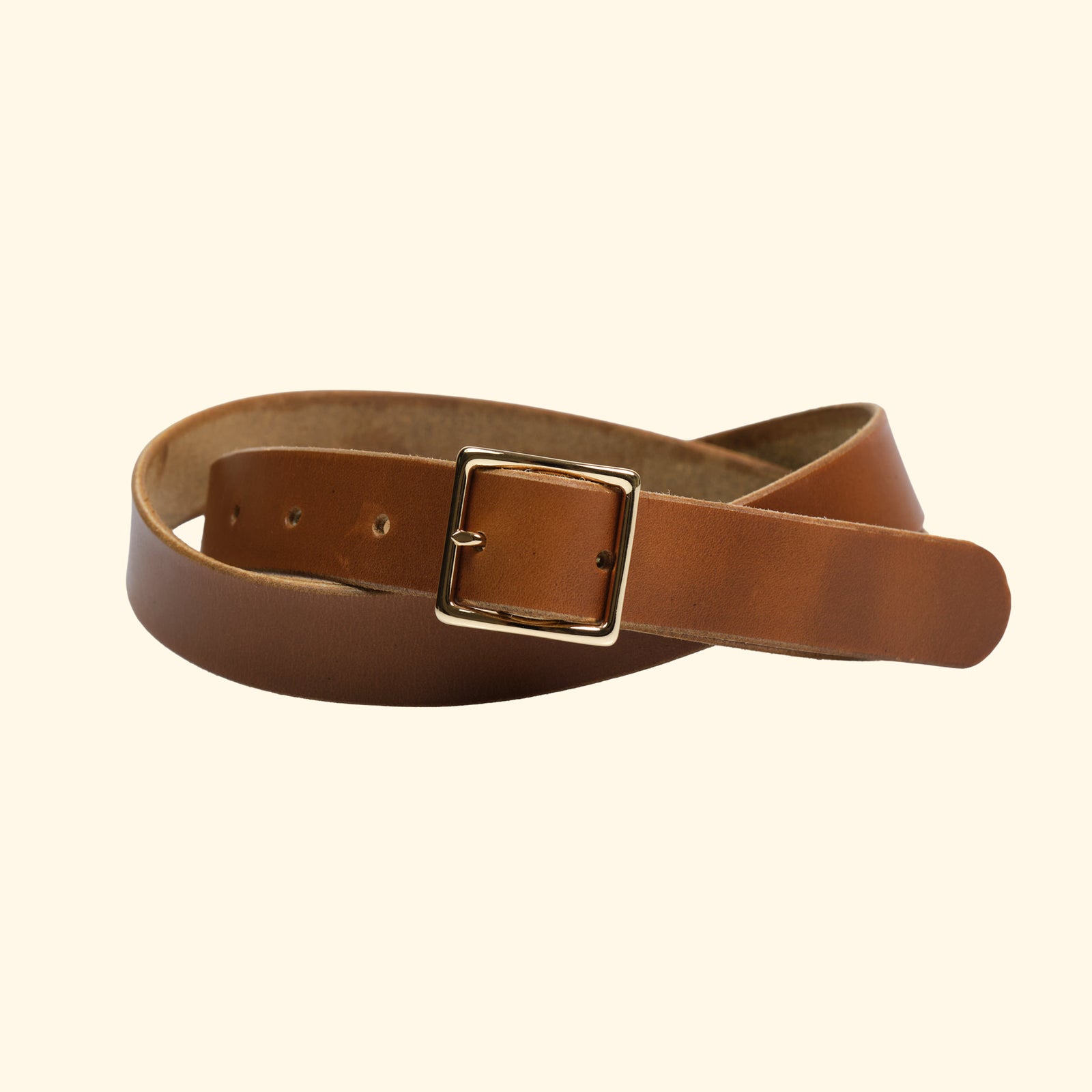 op belt slim von oldpassion aus Horween Cavalier Leder in Sunflower mit Mittelsteg-Schnalle in Gold, handgefertigt in der Schweiz, aufgewickelt dargestellt auf hellem Hintergrund