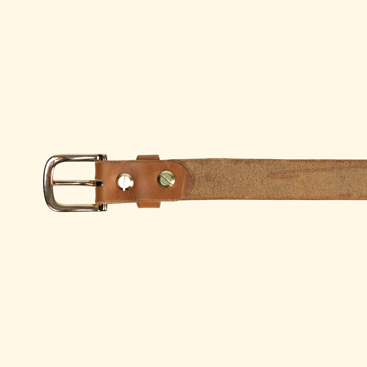 Innenansicht des op belt slim aus Horween Cavalier Leder in Sunflower mit goldfarbener Mittelsteg-Dornschliesse, sichtbarer Schraubbefestigung und natürlicher Lederstruktur.