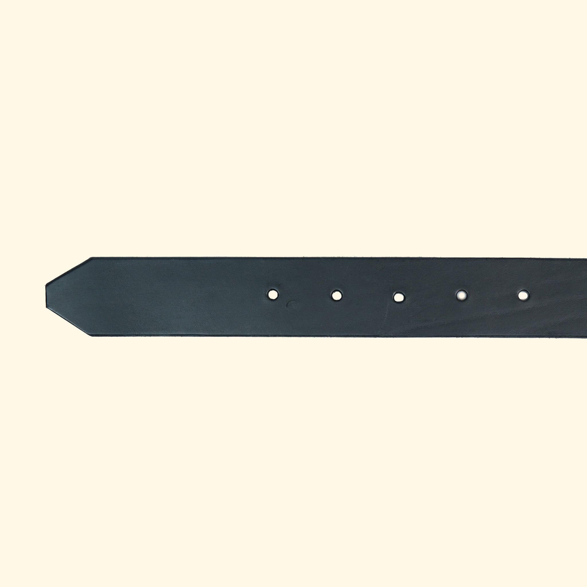 Gürtelspitze des op belt in Rocky Nero mit matter Oberfläche und fünf Löchern für individuelle Weitenregulierung.